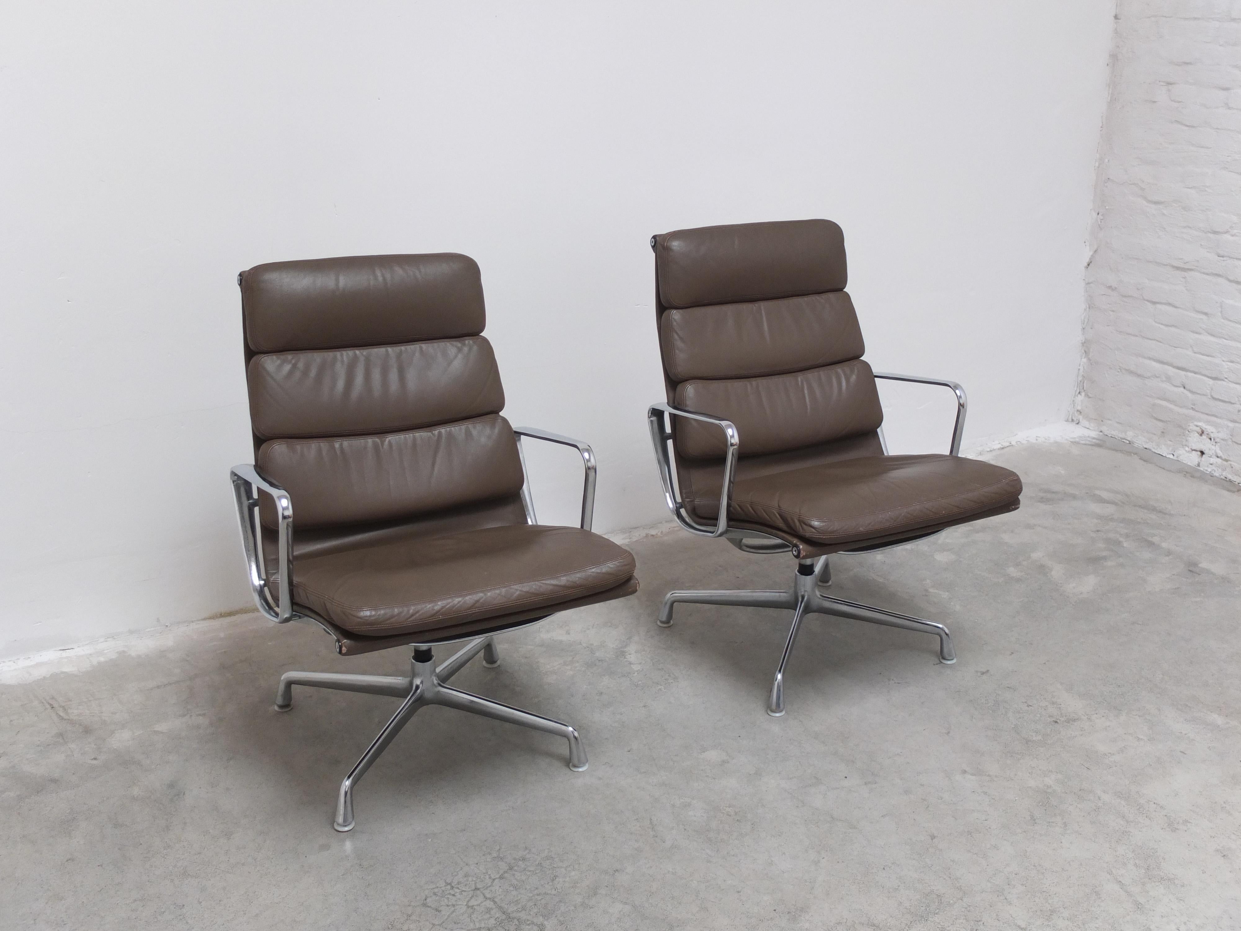 Frühes Paar Stühle „EA216“ von Charles & Ray Eames für Herman Miller, 1970er Jahre (Moderne der Mitte des Jahrhunderts) im Angebot