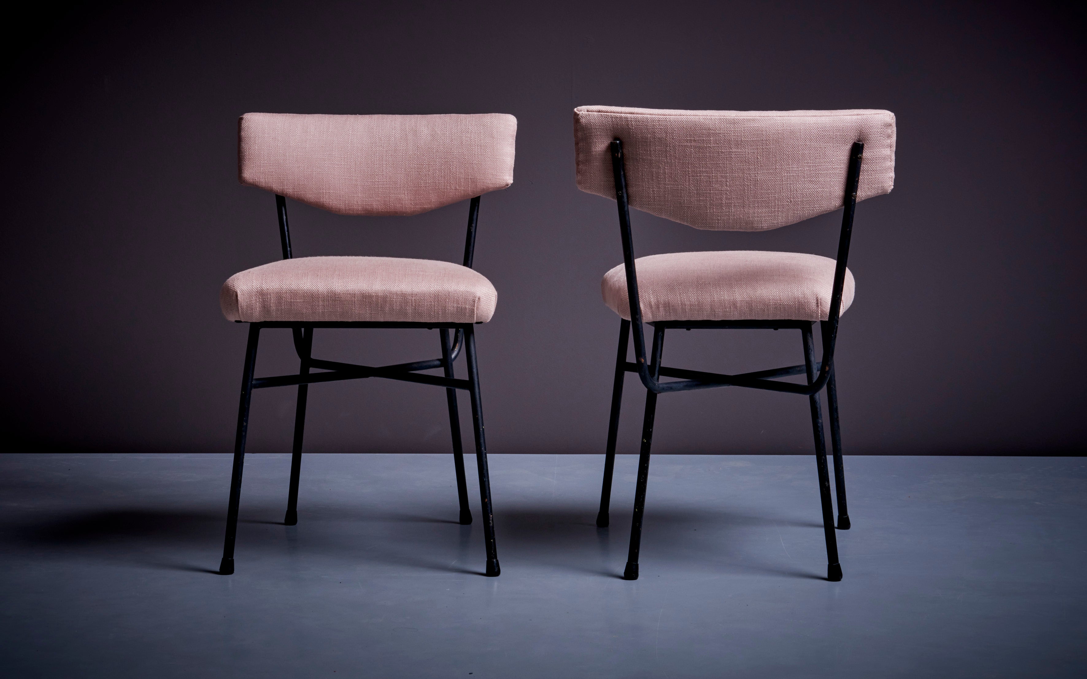 Iconic Elettra chair by Studio BBPR for Arflex with a black metal tubular base which is intersected below the seat. The seats are covered with a newly upholstered light pink fabric.

The Elettra chair is a modernist chair designed by Italian