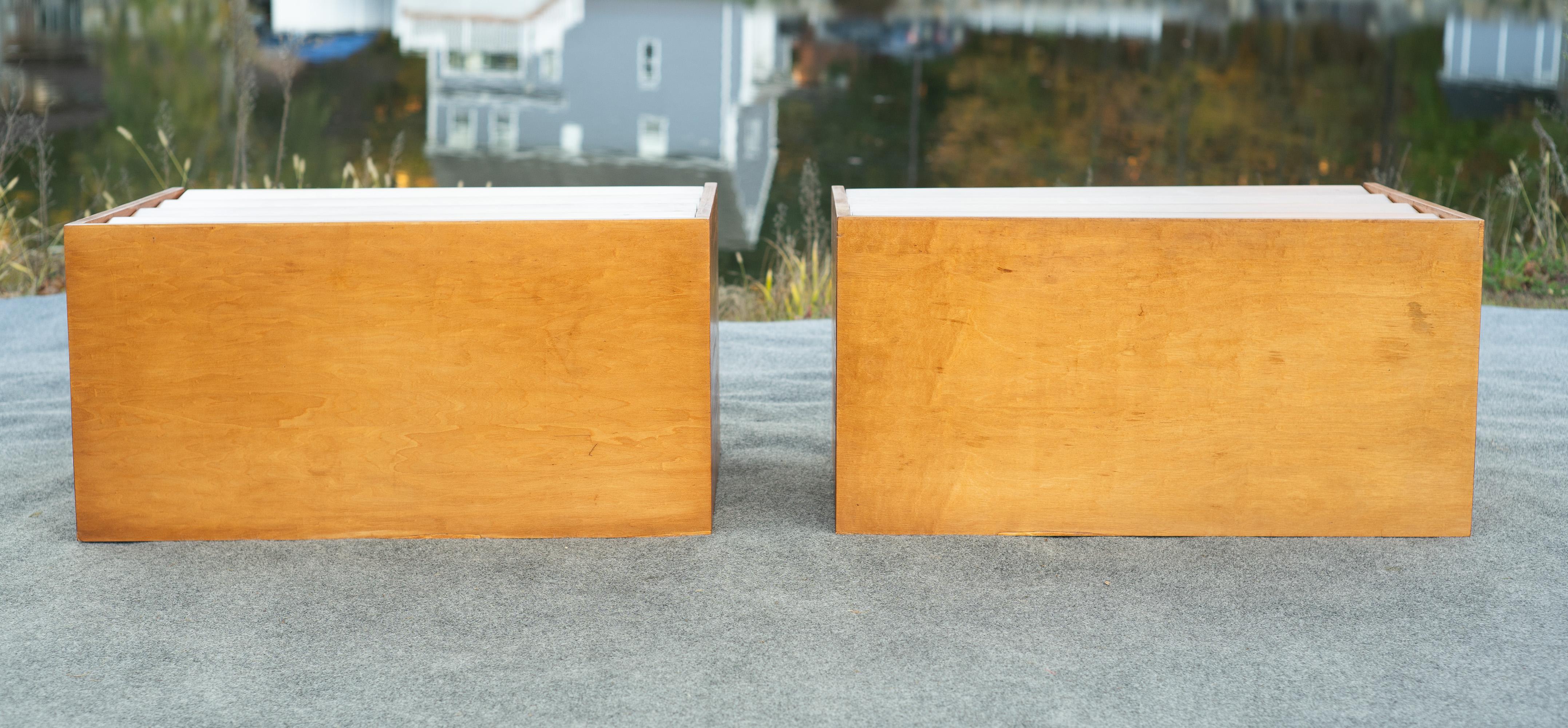 Coppia di armadietti a 4 cassetti con ante a leva di Florence Knoll n. 126, fine anni '40 in vendita 10