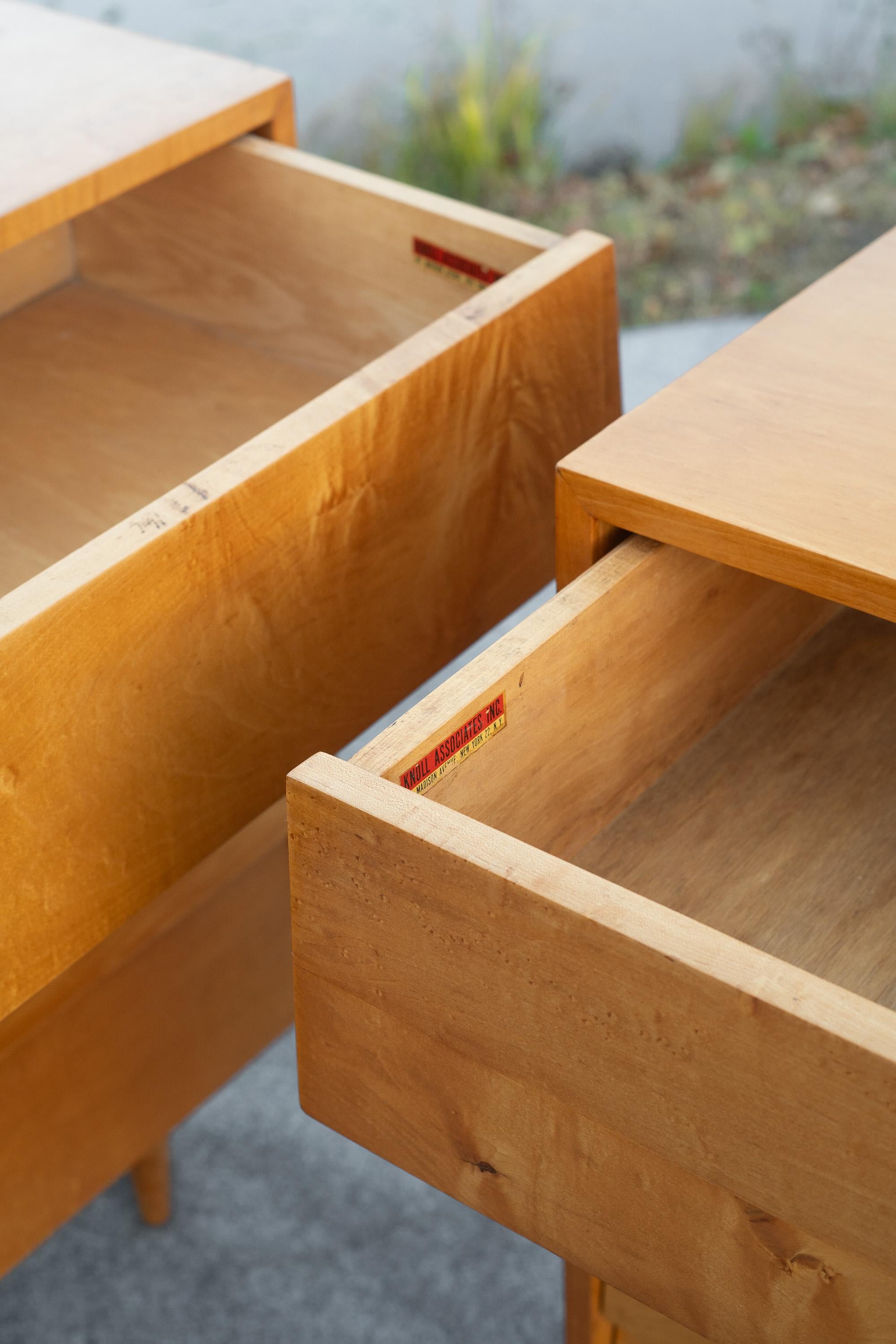 Coppia di armadietti a 4 cassetti con ante a leva di Florence Knoll n. 126, fine anni '40 in vendita 11