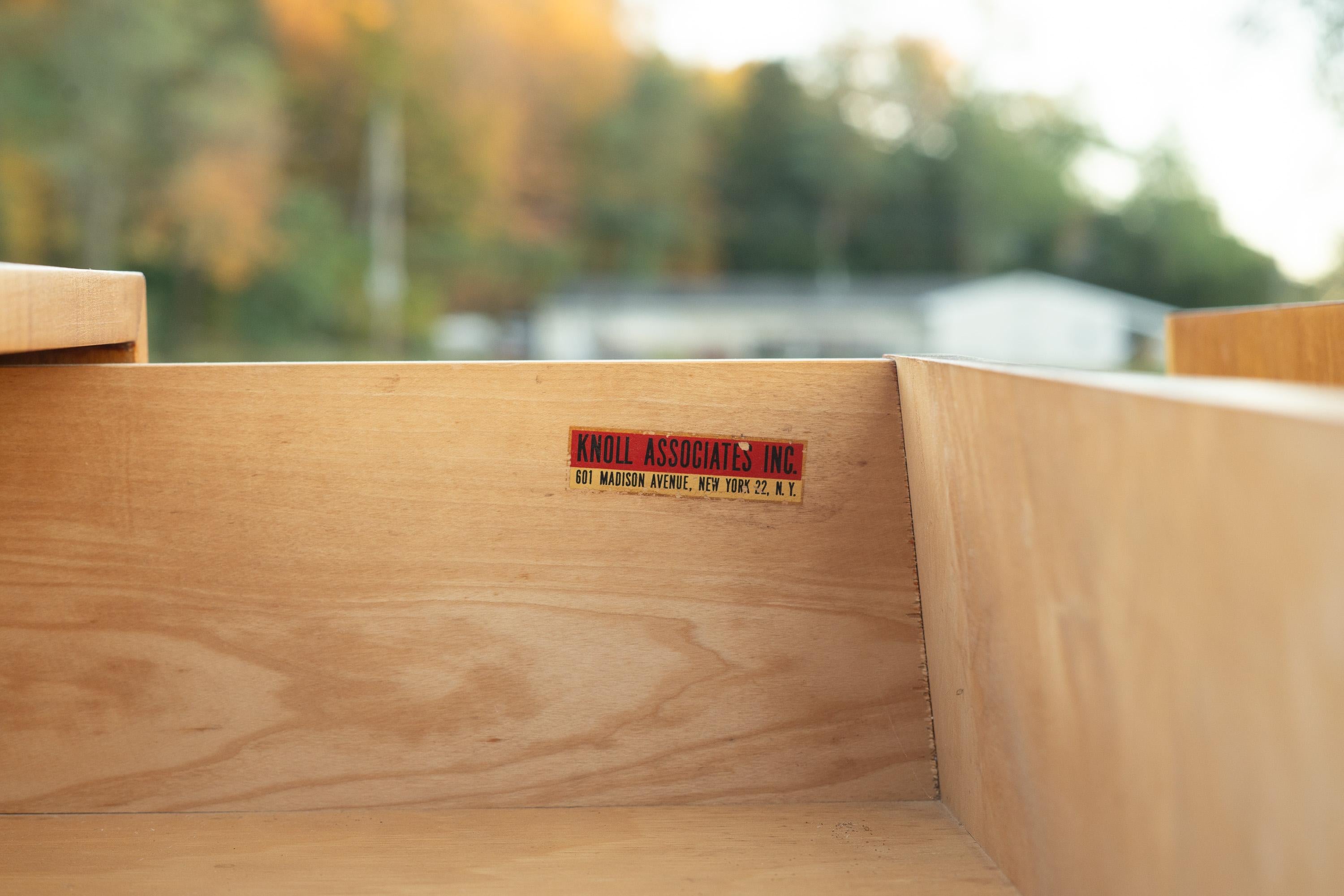 Coppia di armadietti a 4 cassetti con ante a leva di Florence Knoll n. 126, fine anni '40 in vendita 12