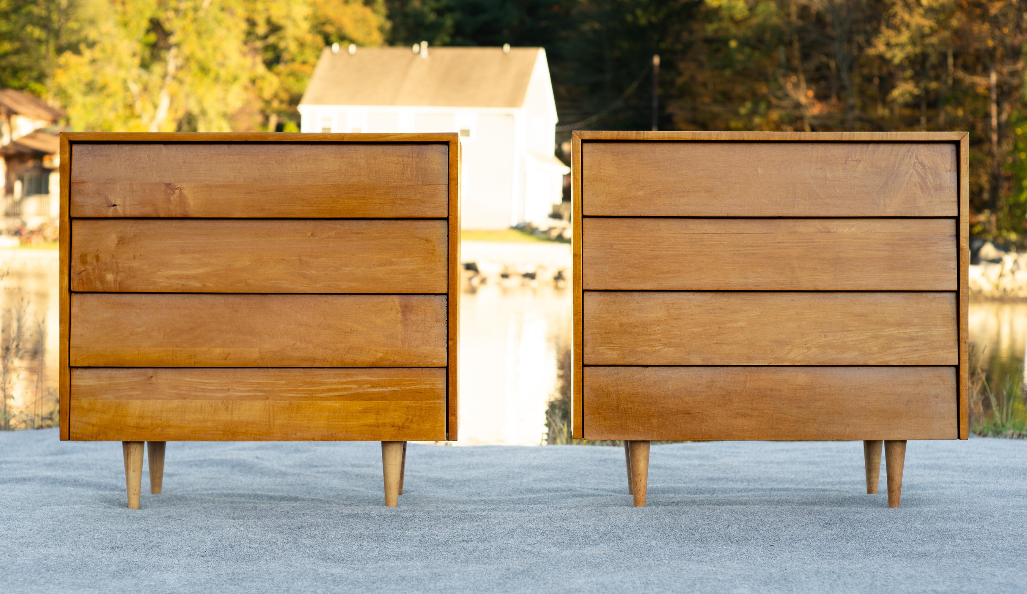 Realizzata all'inizio degli anni '40 a New York, questa coppia di cabients è stata disegnata da Florence Knoll, oggi considerata una delle designer Knoll più prolifiche. Inizialmente ha iniziato a lavorare con Eero Saarinen e gli Eames, ed è stata