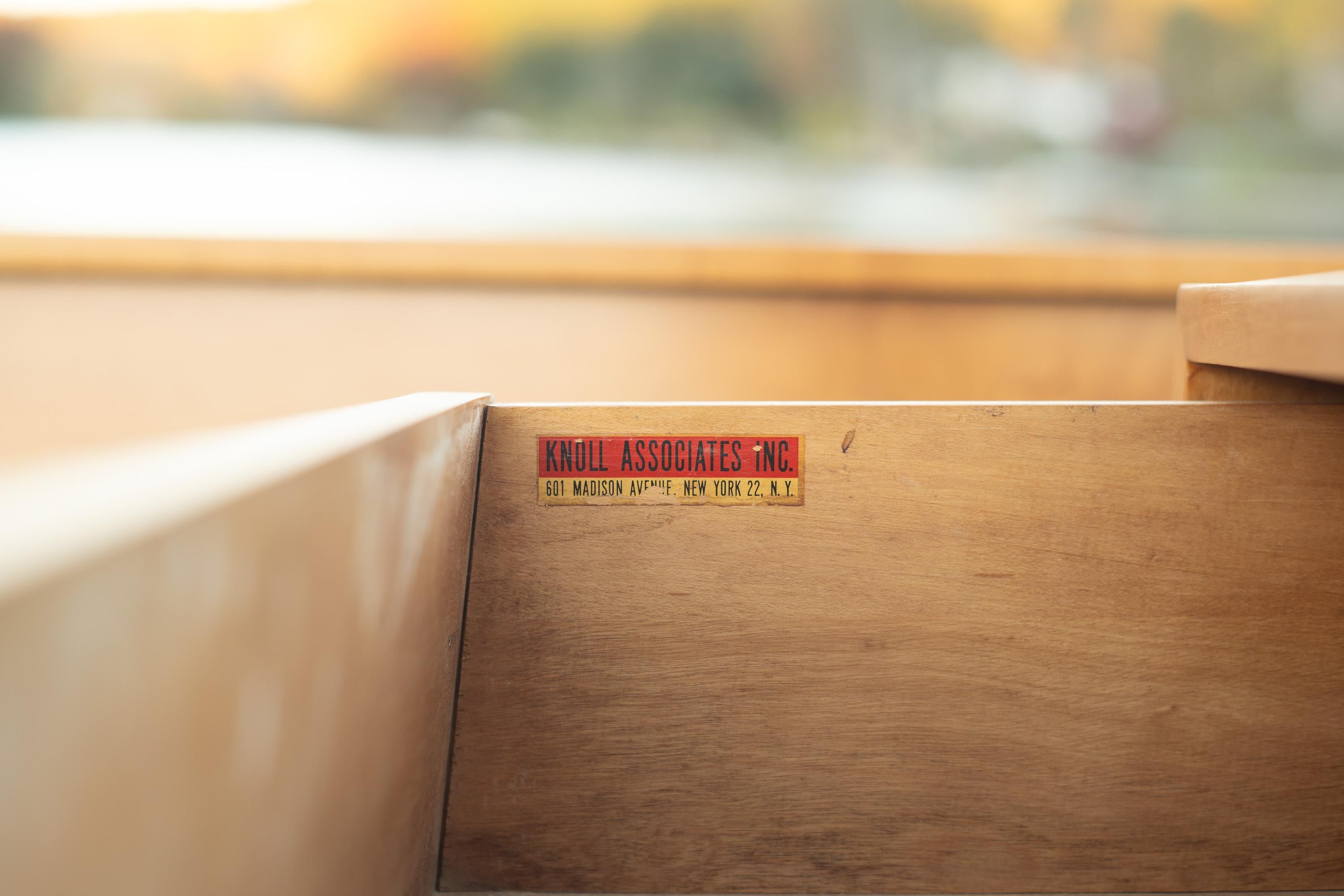 Coppia di armadietti a 4 cassetti con ante a leva di Florence Knoll n. 126, fine anni '40 in vendita 13