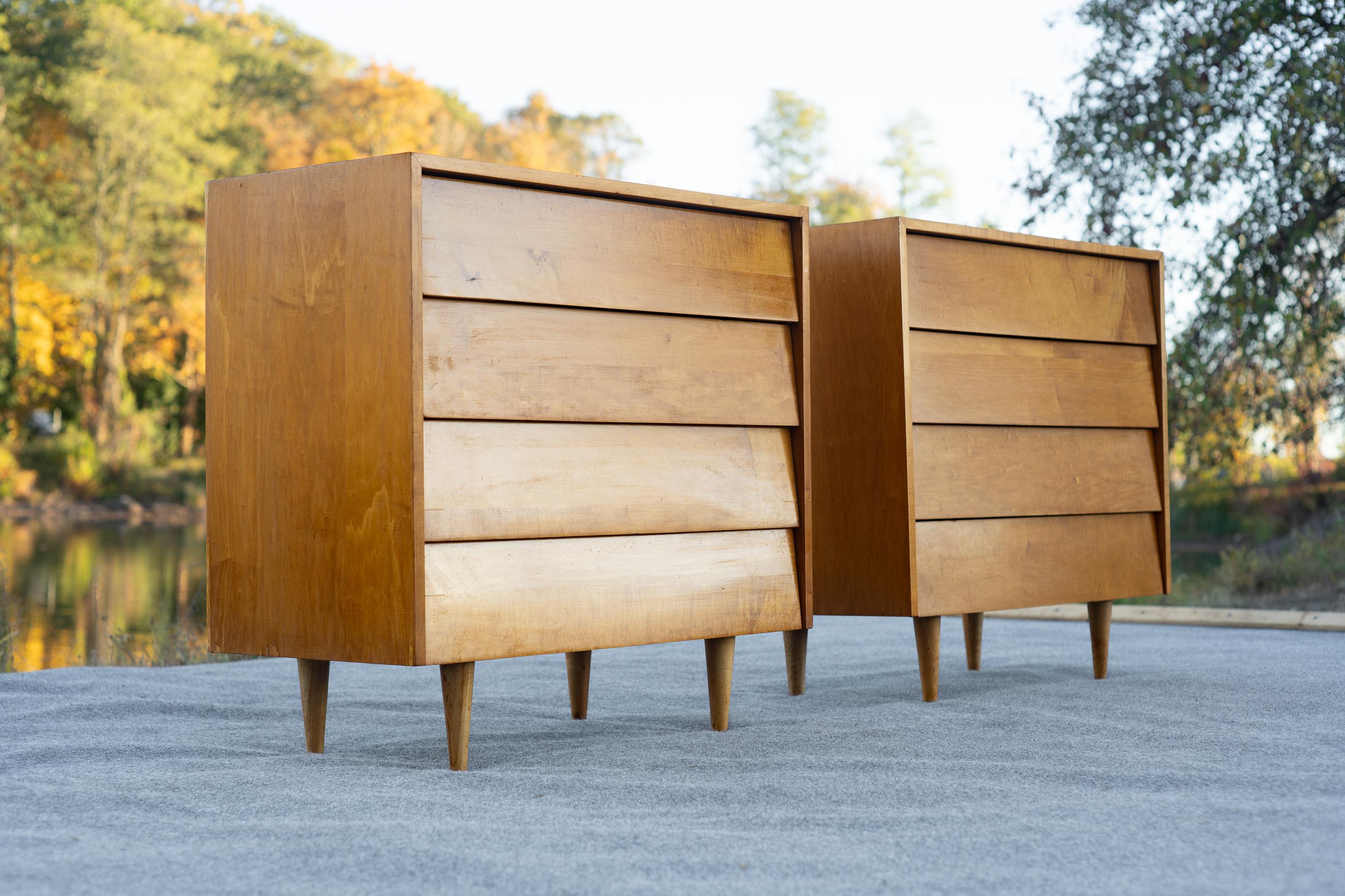 Mid-Century moderno Coppia di armadietti a 4 cassetti con ante a leva di Florence Knoll n. 126, fine anni '40 in vendita