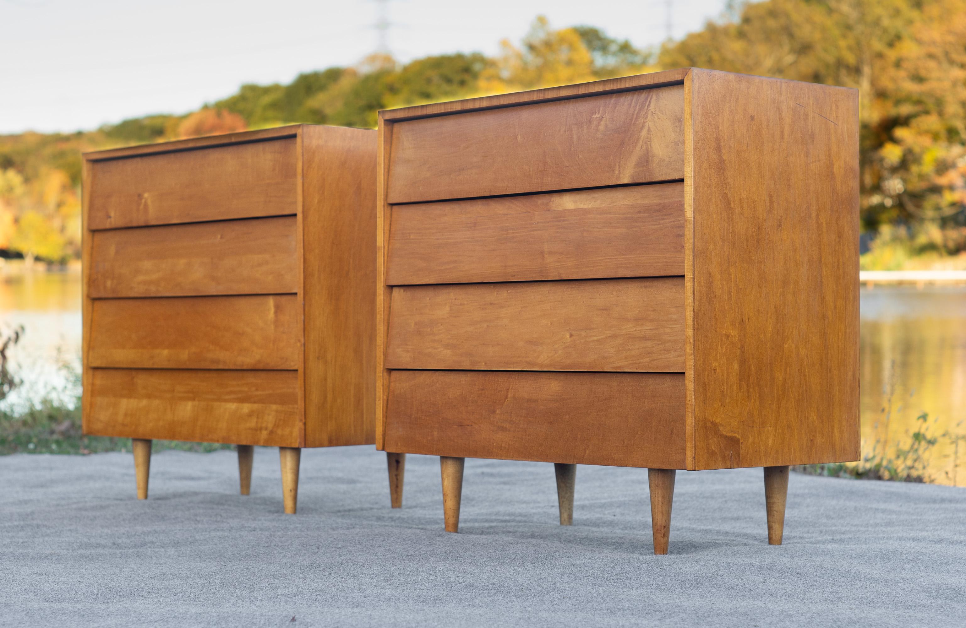 Americano Coppia di armadietti a 4 cassetti con ante a leva di Florence Knoll n. 126, fine anni '40 in vendita