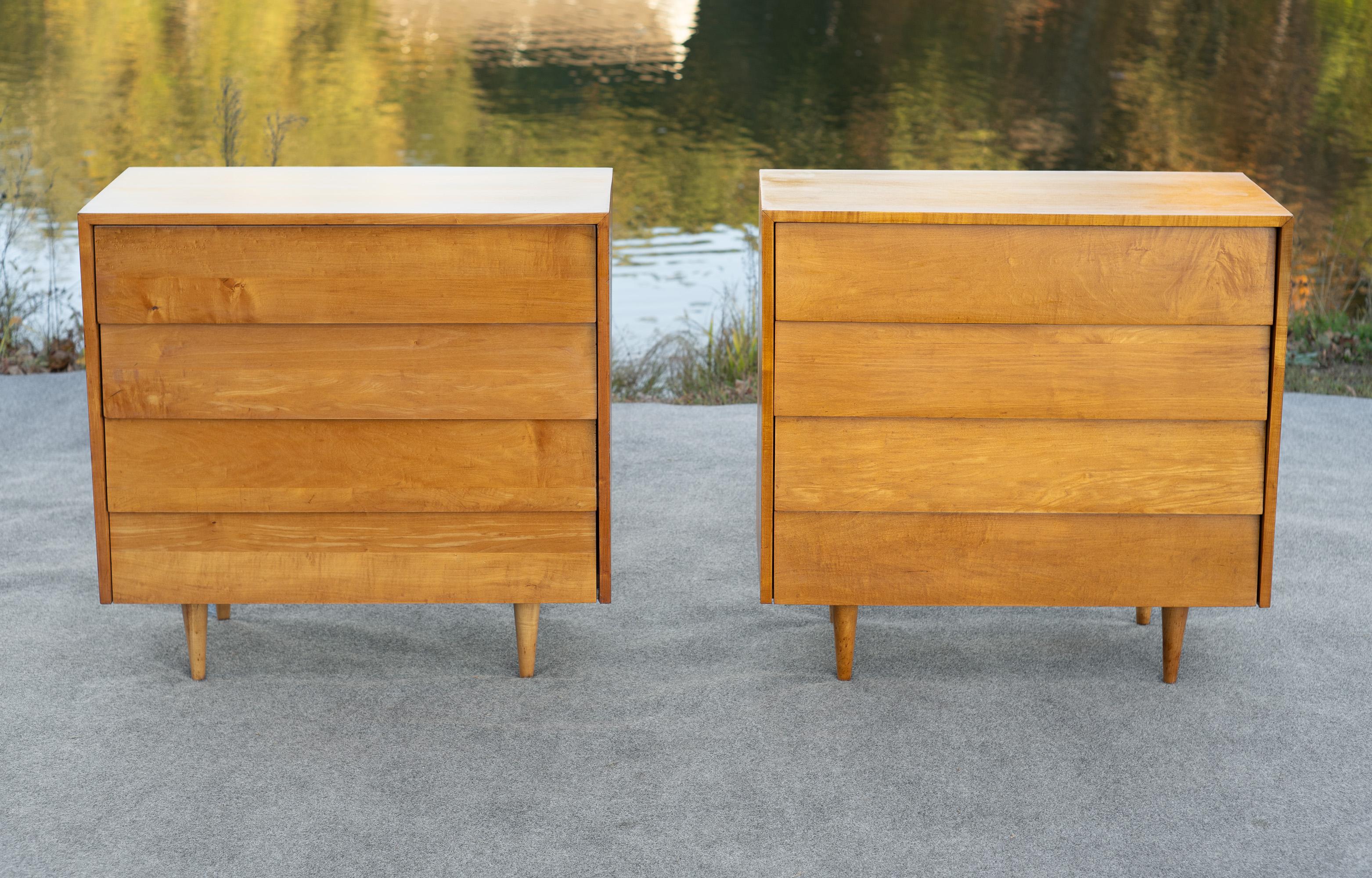 Coppia di armadietti a 4 cassetti con ante a leva di Florence Knoll n. 126, fine anni '40 In condizioni buone in vendita a Philadelphia, PA