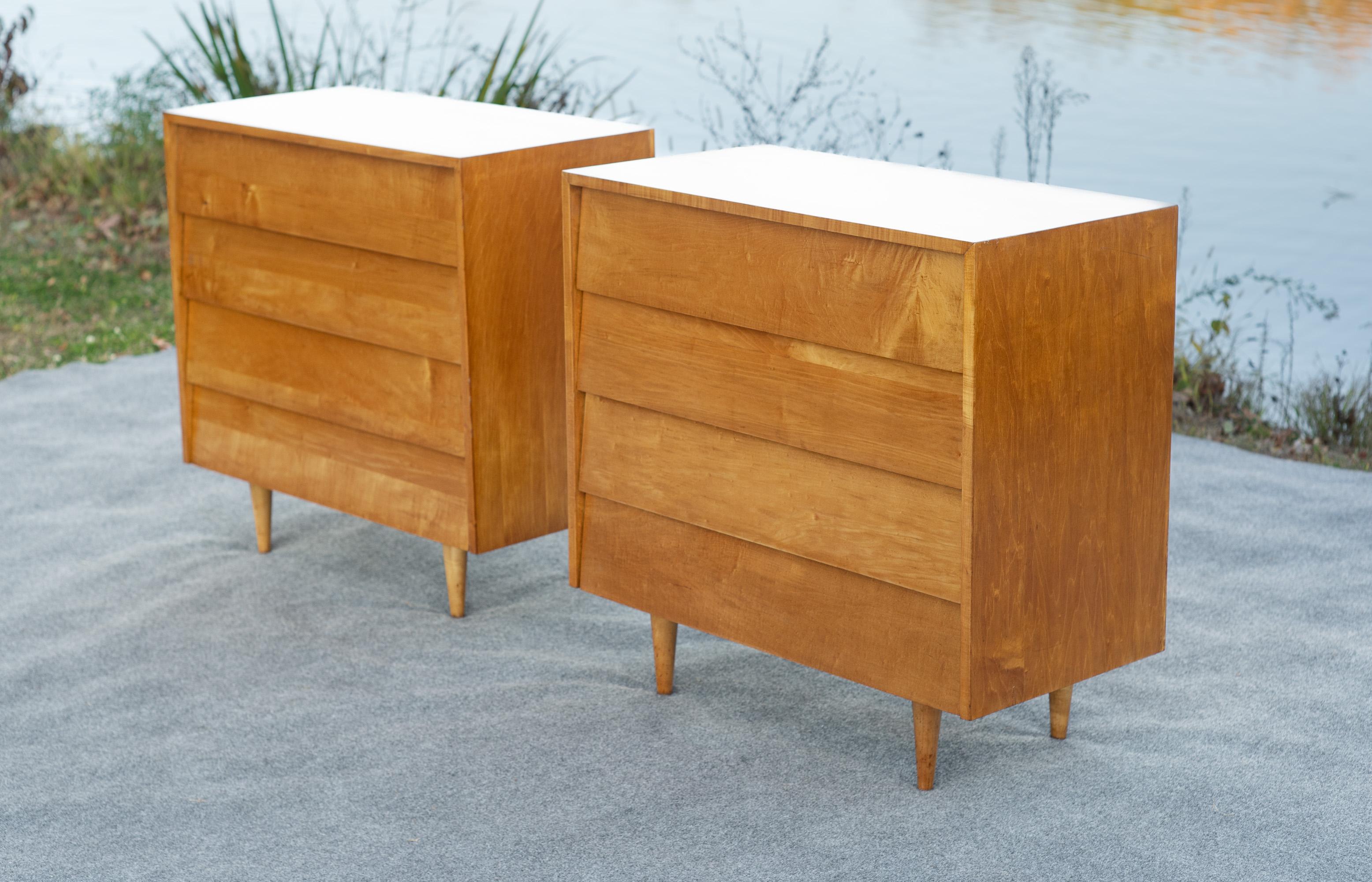 Acero Coppia di armadietti a 4 cassetti con ante a leva di Florence Knoll n. 126, fine anni '40 in vendita