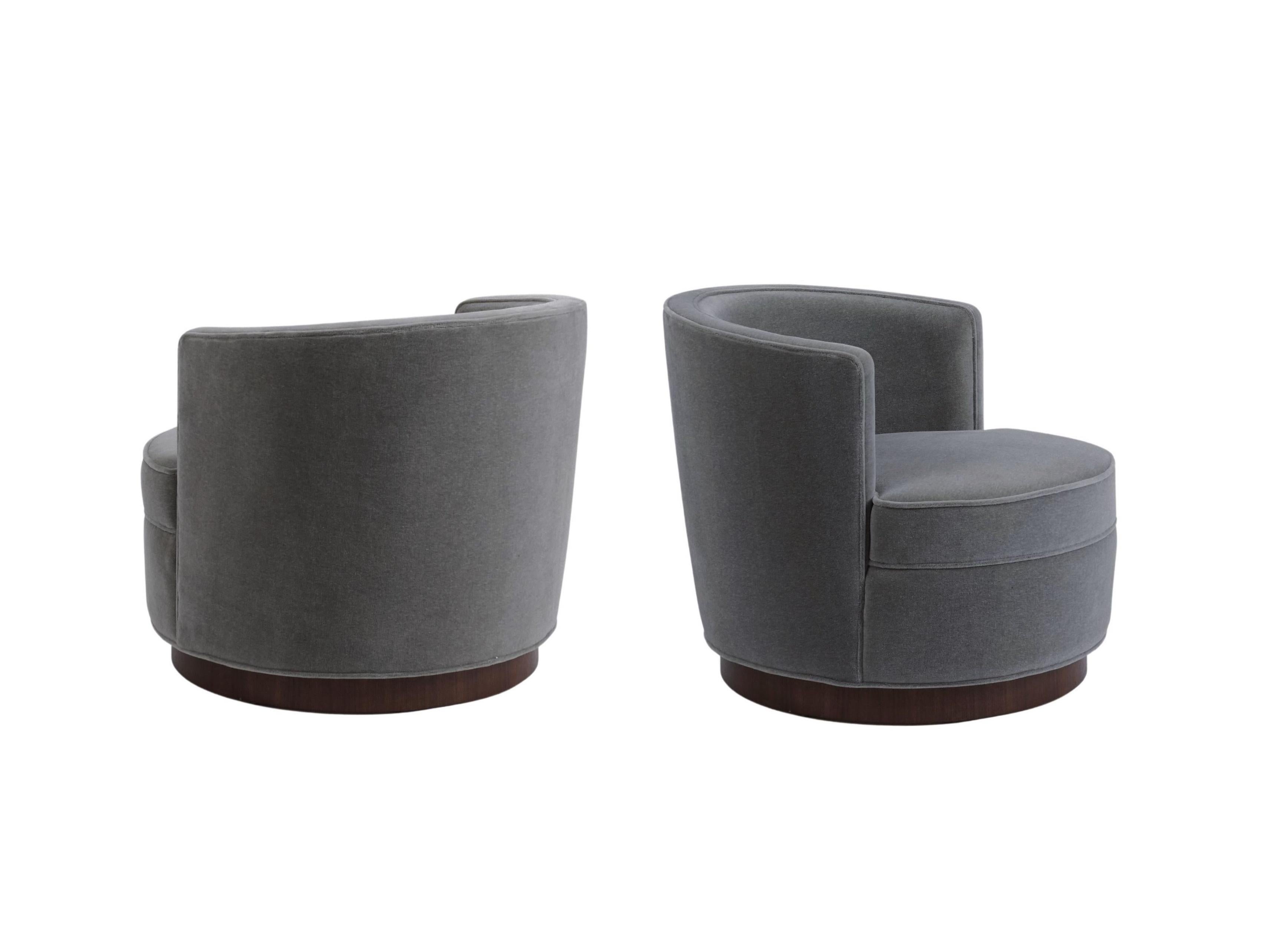 Frühes Paar drehbarer Stühle aus grauem Mohair von Edward Wormley für Dunbar, restauriert im Zustand „Hervorragend“ im Angebot in Dallas, TX