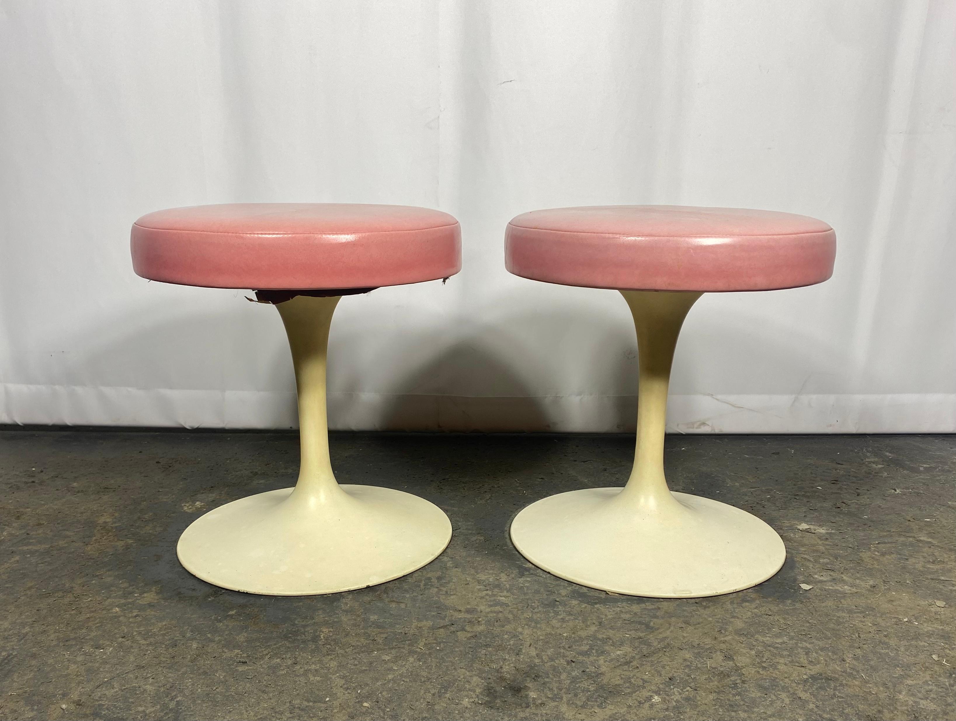 Mid-Century Modern Early Pair of Knoll Saarinen Swiveling Tulip Base Stools. Salmon Color Leather For Sale