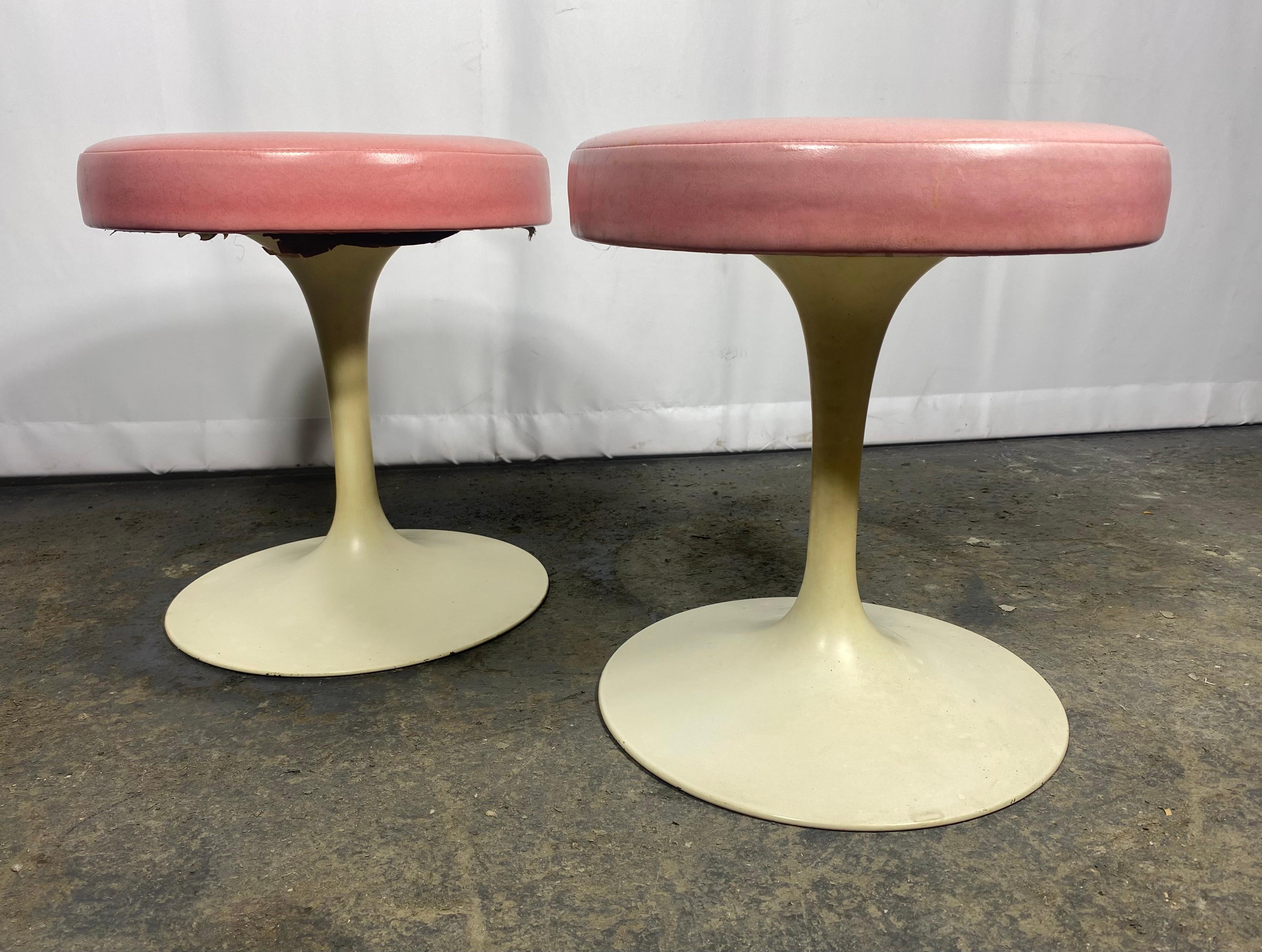 Early Pair of Knoll Saarinen Swiveling Tulip Base Stools. Salmon Color Leather In Good Condition For Sale In Buffalo, NY