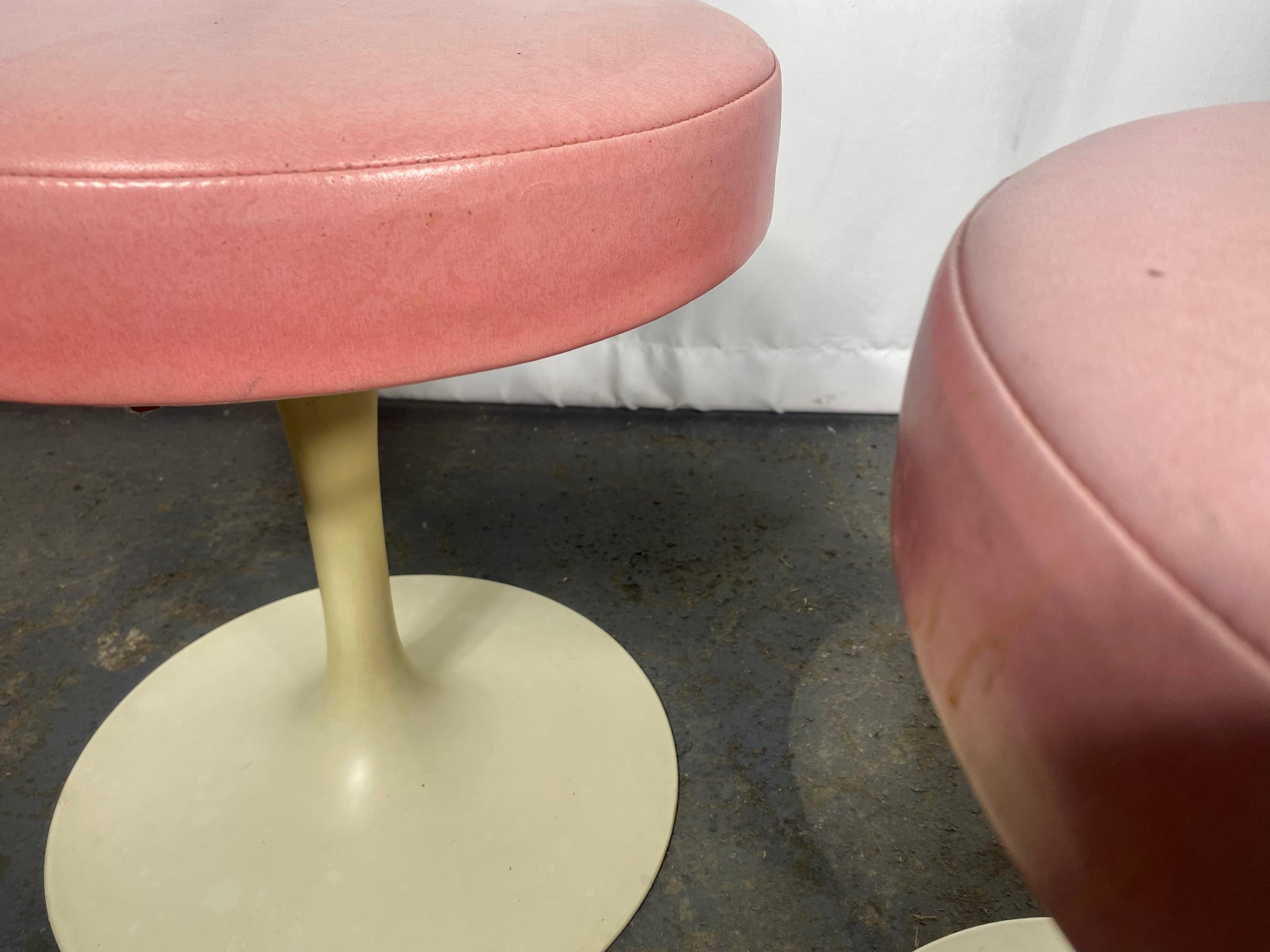 Mid-20th Century Early Pair of Knoll Saarinen Swiveling Tulip Base Stools. Salmon Color Leather For Sale