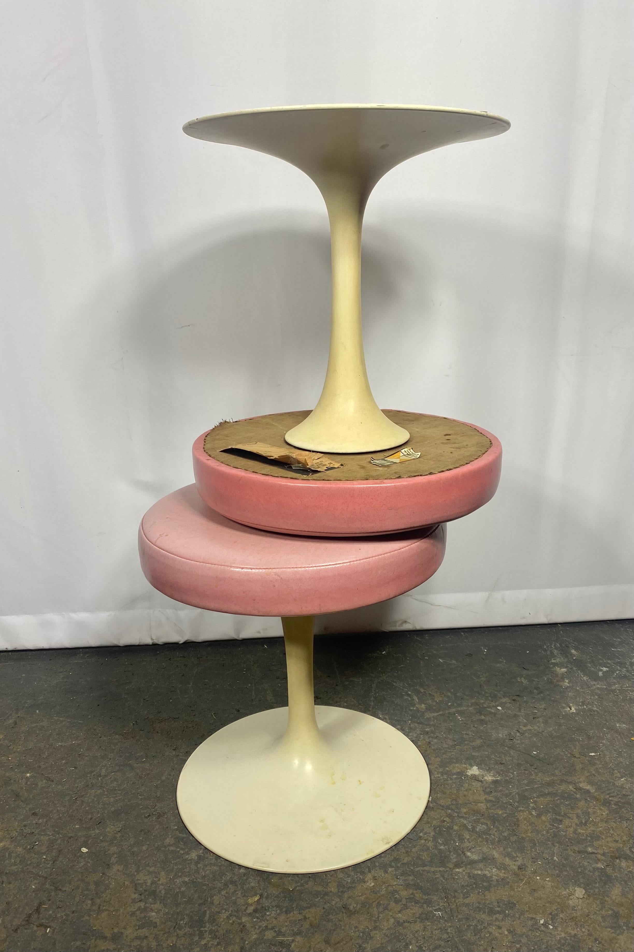 Early Pair of Knoll Saarinen Swiveling Tulip Base Stools. Salmon Color Leather For Sale 1