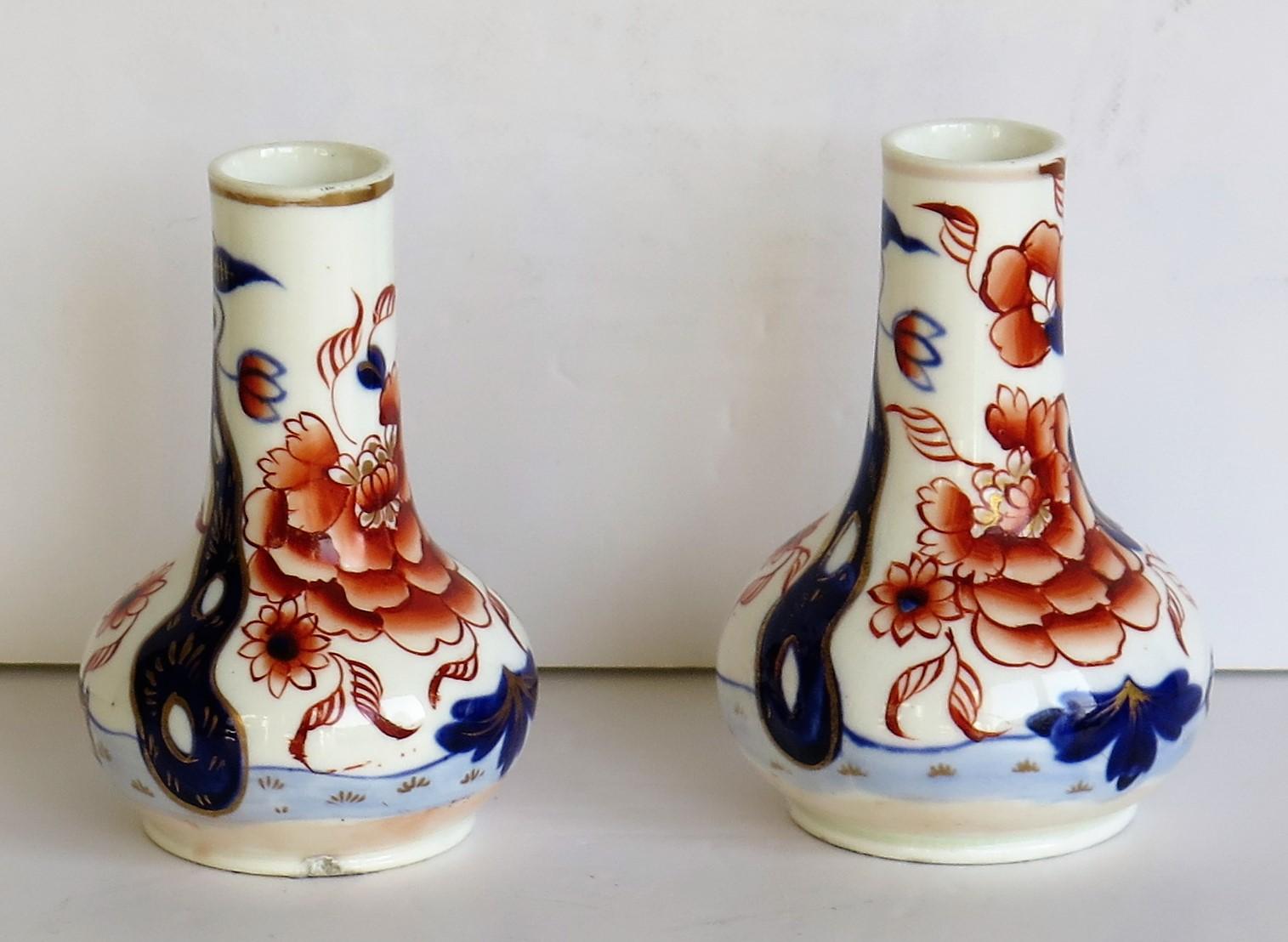 Es handelt sich um ein schönes Paar kleiner Vasen oder Parfümflaschen aus Porzellan von Mason's (C J Mason) aus Lane Delph, Staffordshire Potteries, England.

Sie sind handdekoriert im Fence Japan-Muster, einem bekannten Mason's-Muster, das auf