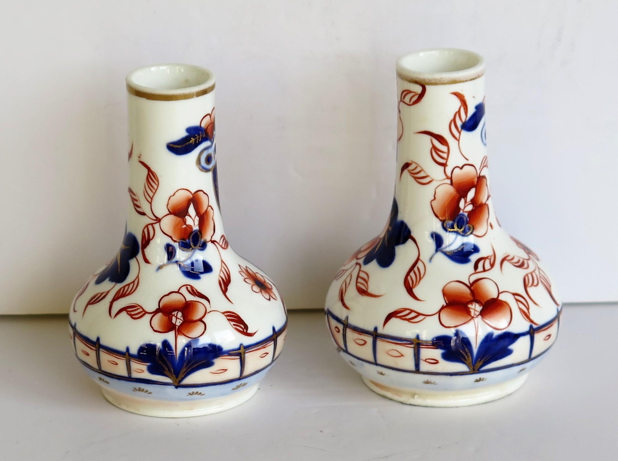 Early Pair of Mason's Scent Bottles or Small Vases in Fence Japan Ptn circa 1825 In Good Condition For Sale In Lincoln, Lincolnshire