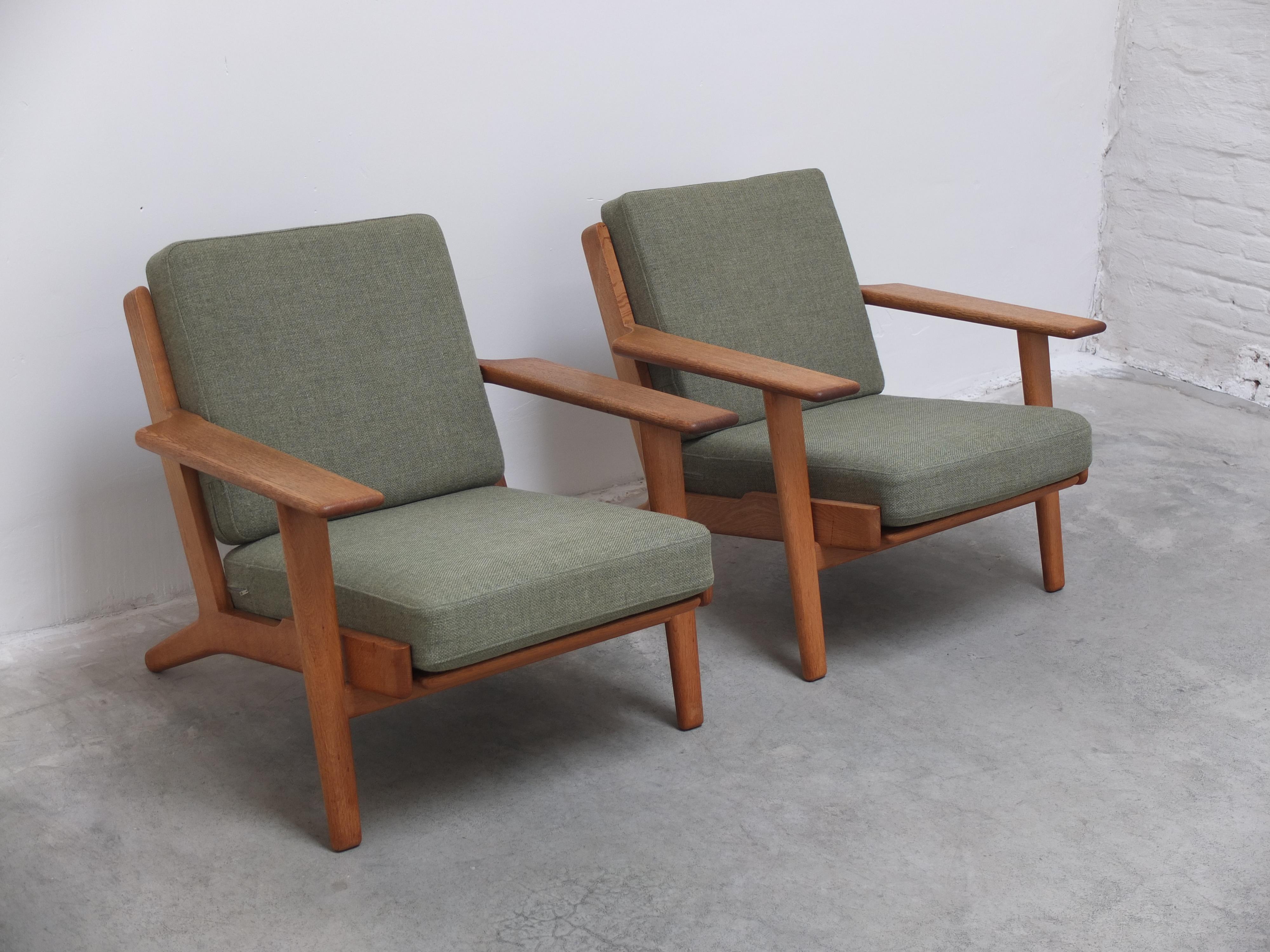 Scandinavian Modern Early Pair of Oak 'GE-290' Lounge Chairs by Hans Wegner for Getama, 1953 For Sale