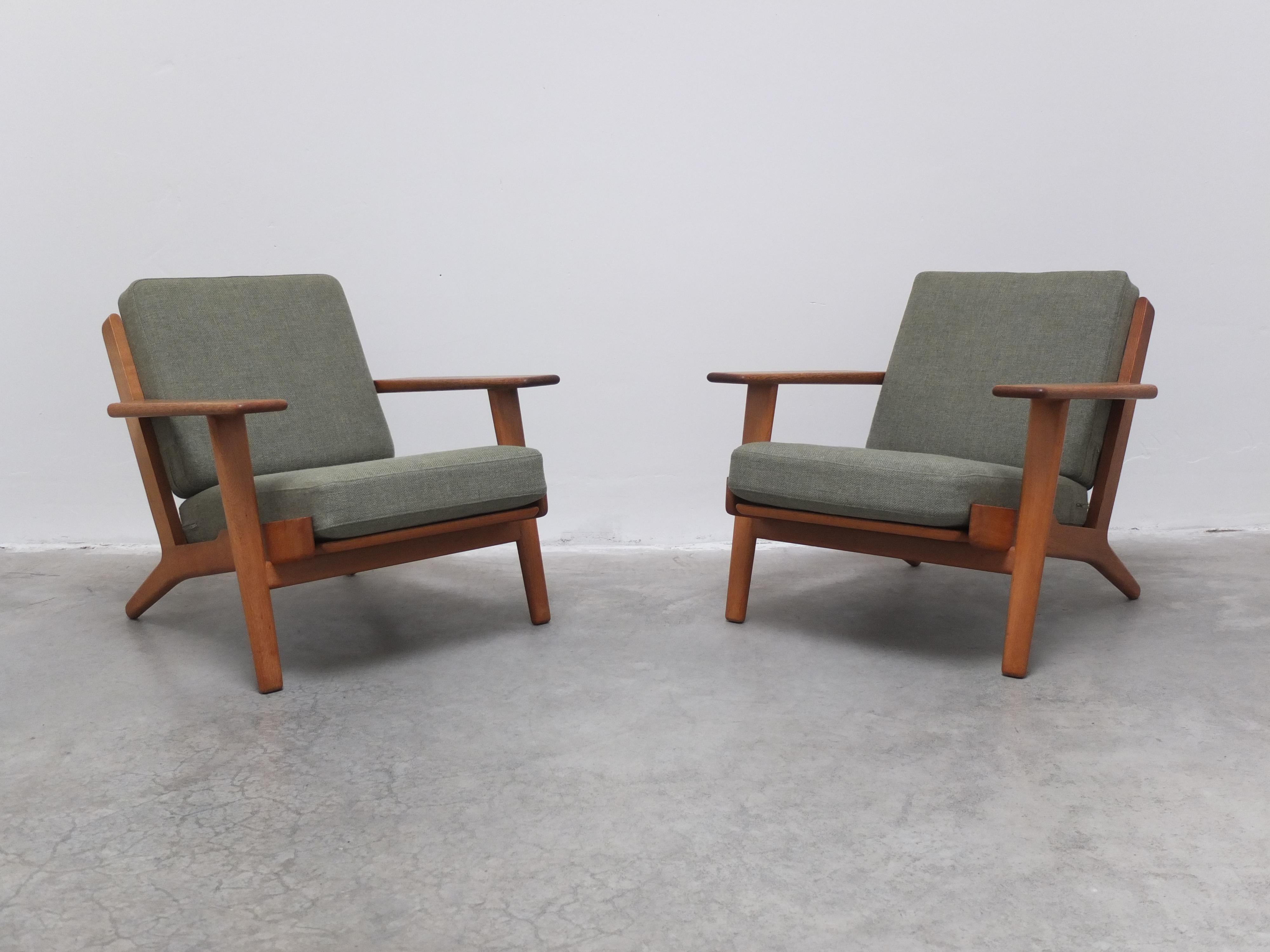 Danish Early Pair of Oak 'GE-290' Lounge Chairs by Hans Wegner for Getama, 1953 For Sale