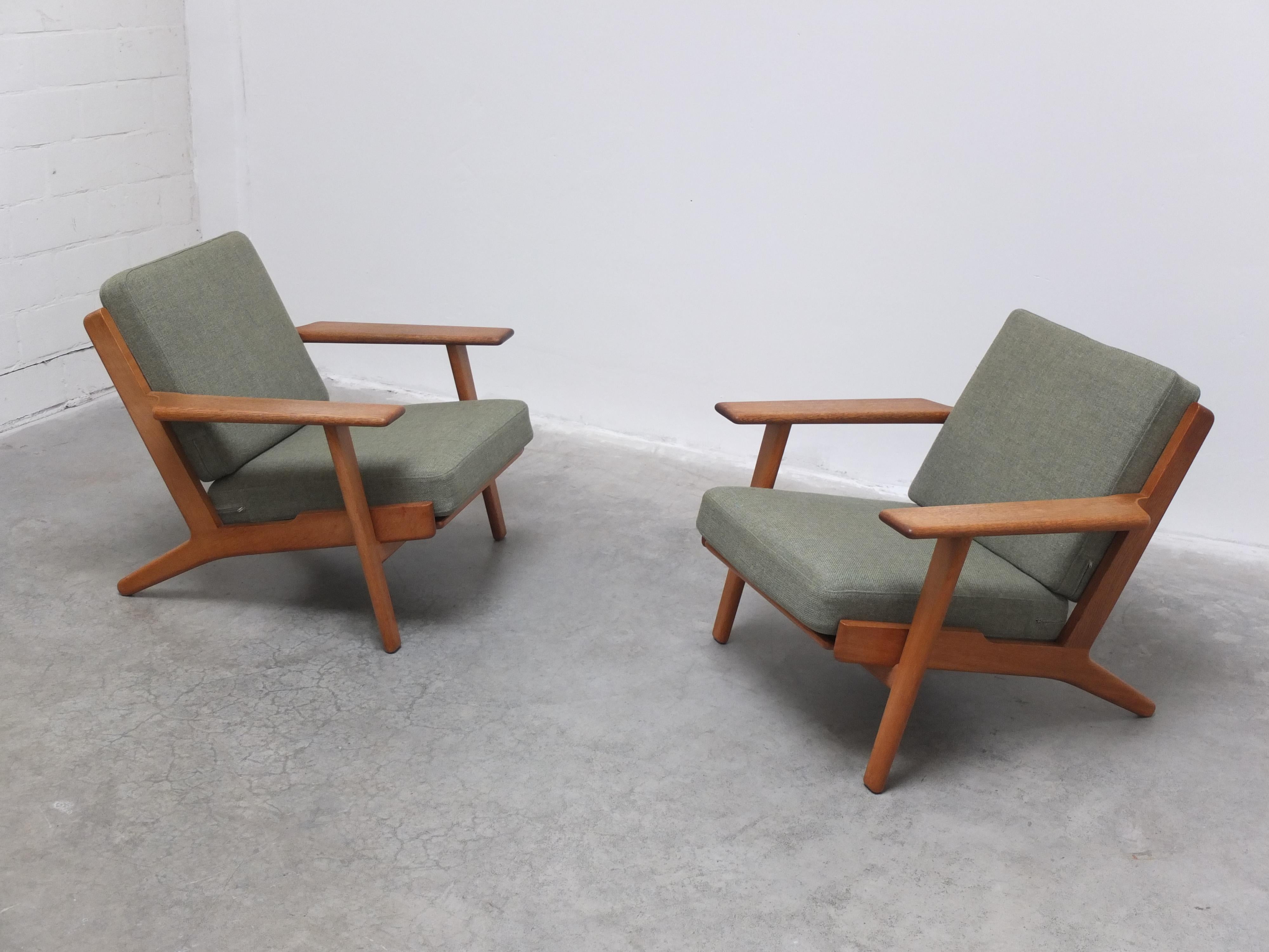 Wool Early Pair of Oak 'GE-290' Lounge Chairs by Hans Wegner for Getama, 1953 For Sale