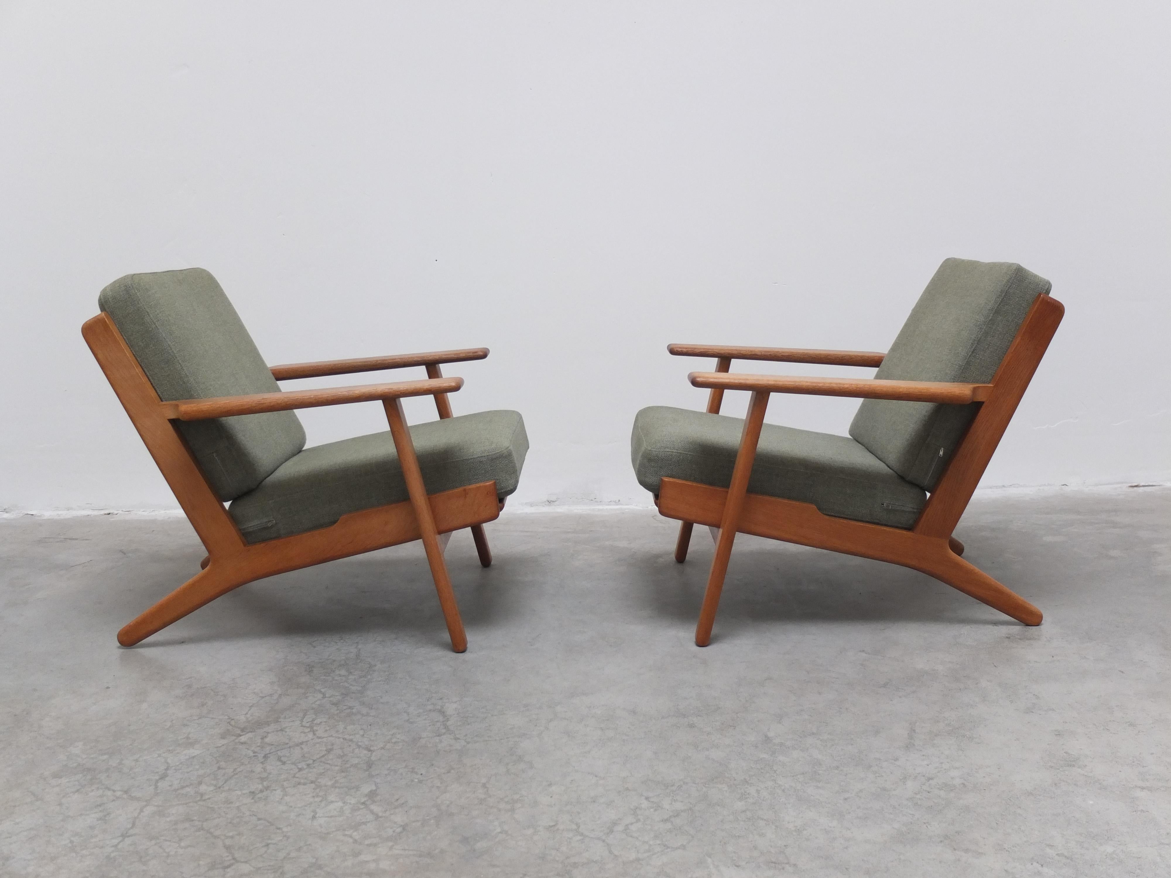 Early Pair of Oak 'GE-290' Lounge Chairs by Hans Wegner for Getama, 1953 For Sale 1