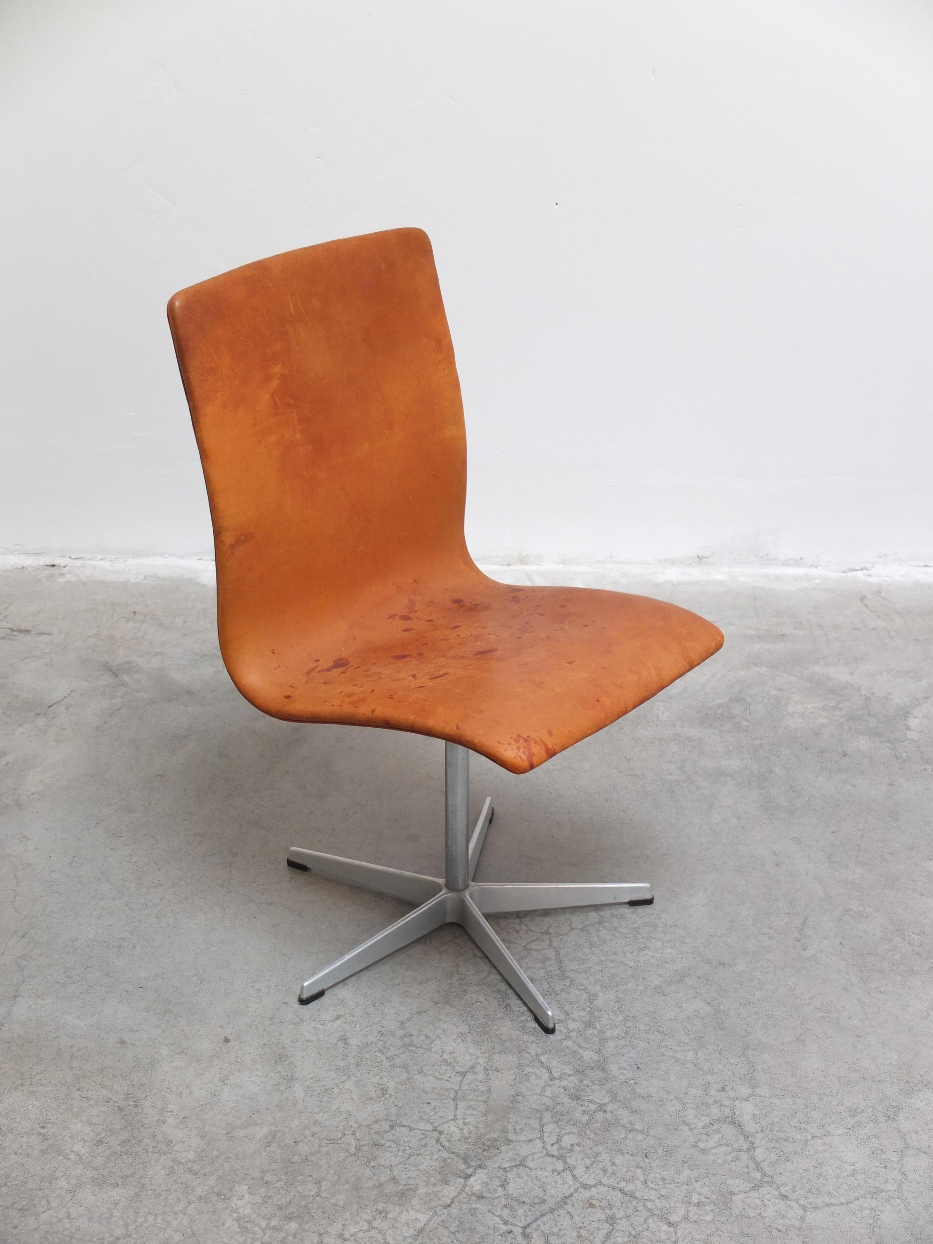 Coppia di sedie 'Oxford' in Cognac di Arne Jacobsen per Fritz Hansen, 1967 in vendita 10