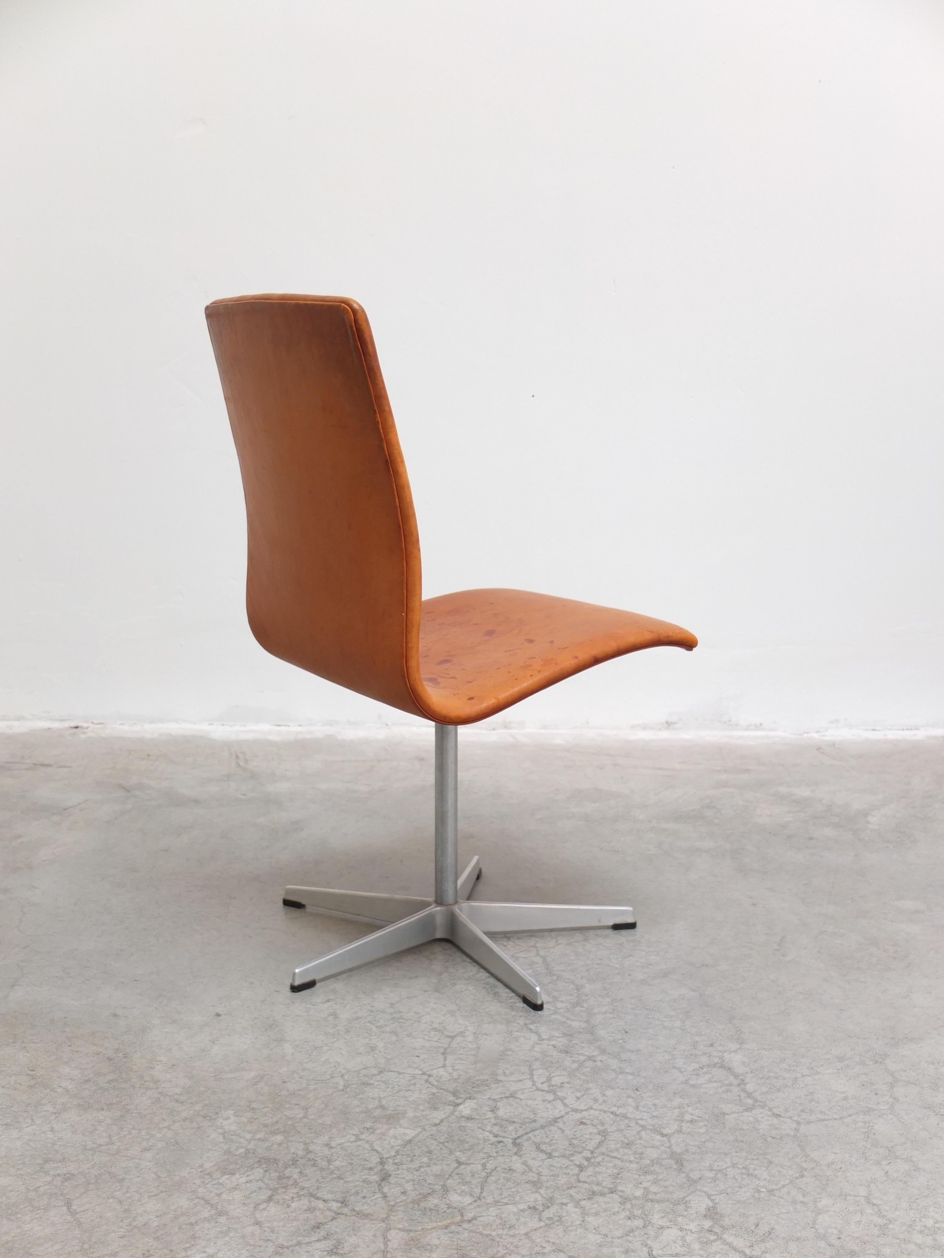 Coppia di sedie 'Oxford' in Cognac di Arne Jacobsen per Fritz Hansen, 1967 in vendita 11