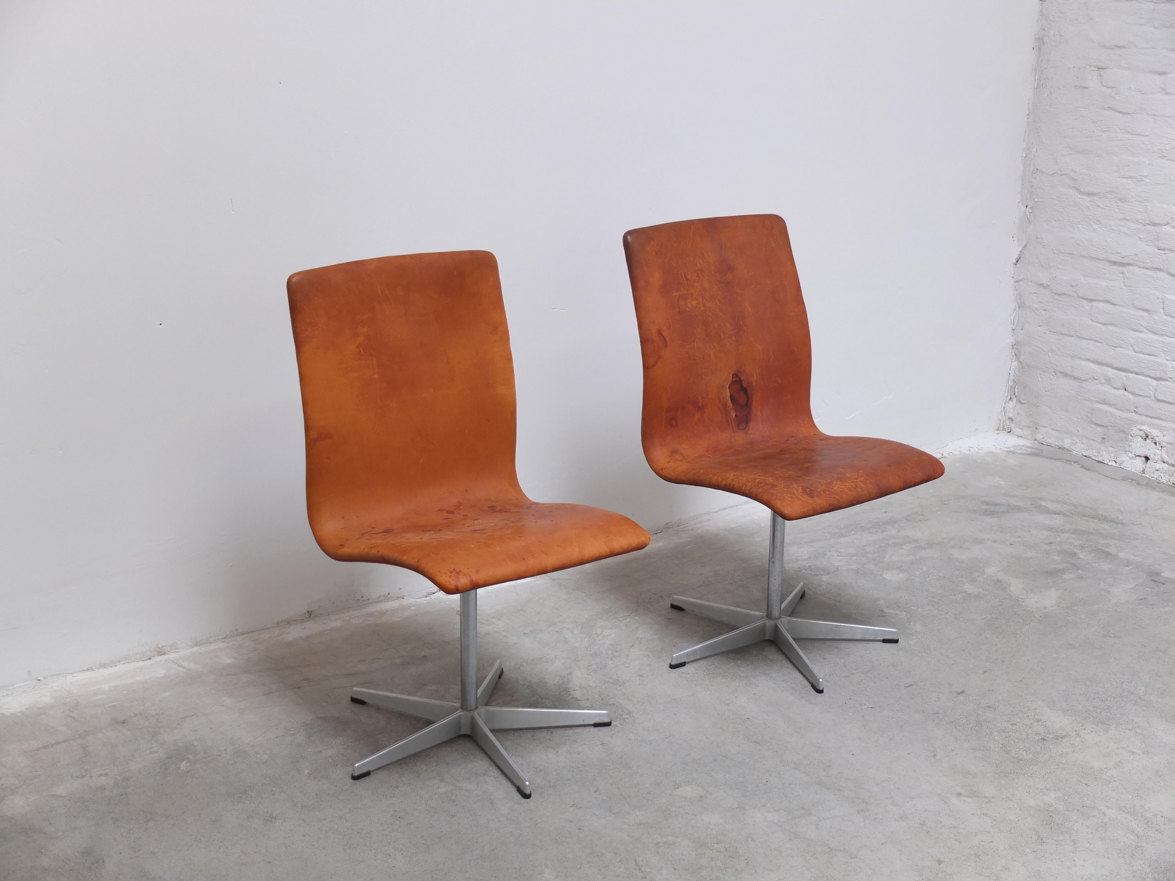 Scandinavo moderno Coppia di sedie 'Oxford' in Cognac di Arne Jacobsen per Fritz Hansen, 1967 in vendita