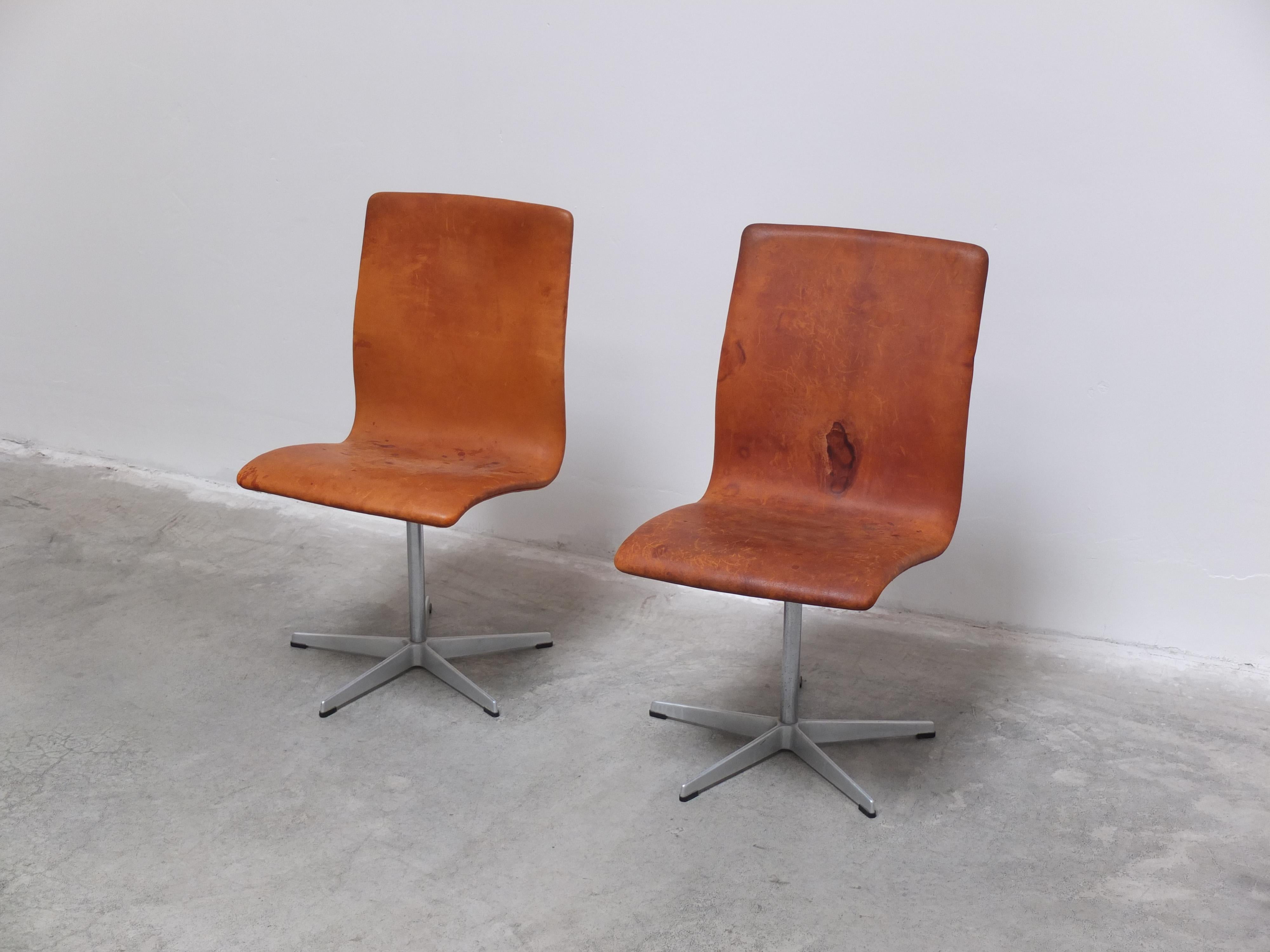 Danese Coppia di sedie 'Oxford' in Cognac di Arne Jacobsen per Fritz Hansen, 1967 in vendita