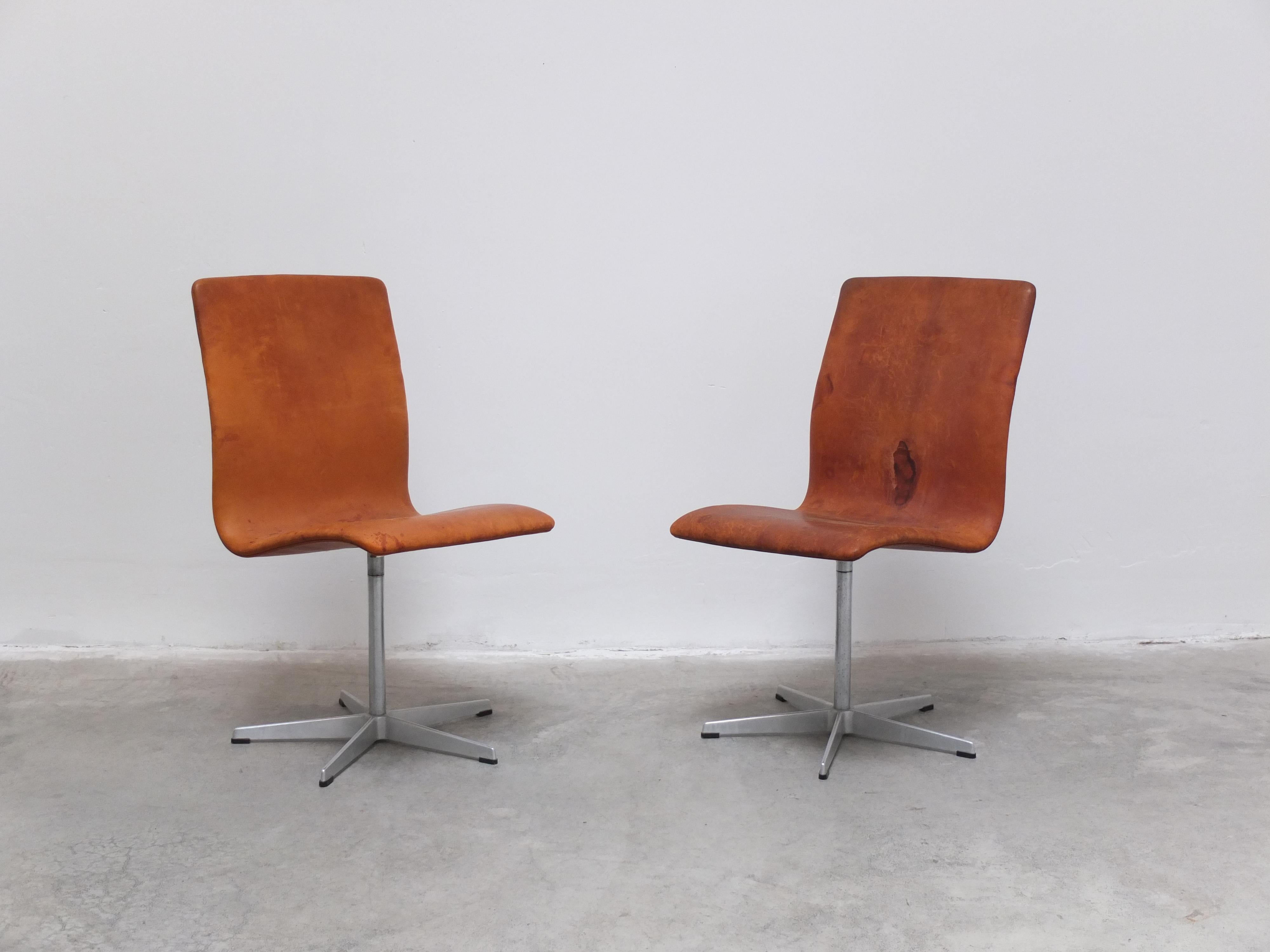 Coppia di sedie 'Oxford' in Cognac di Arne Jacobsen per Fritz Hansen, 1967 In condizioni buone in vendita a Antwerpen, VAN