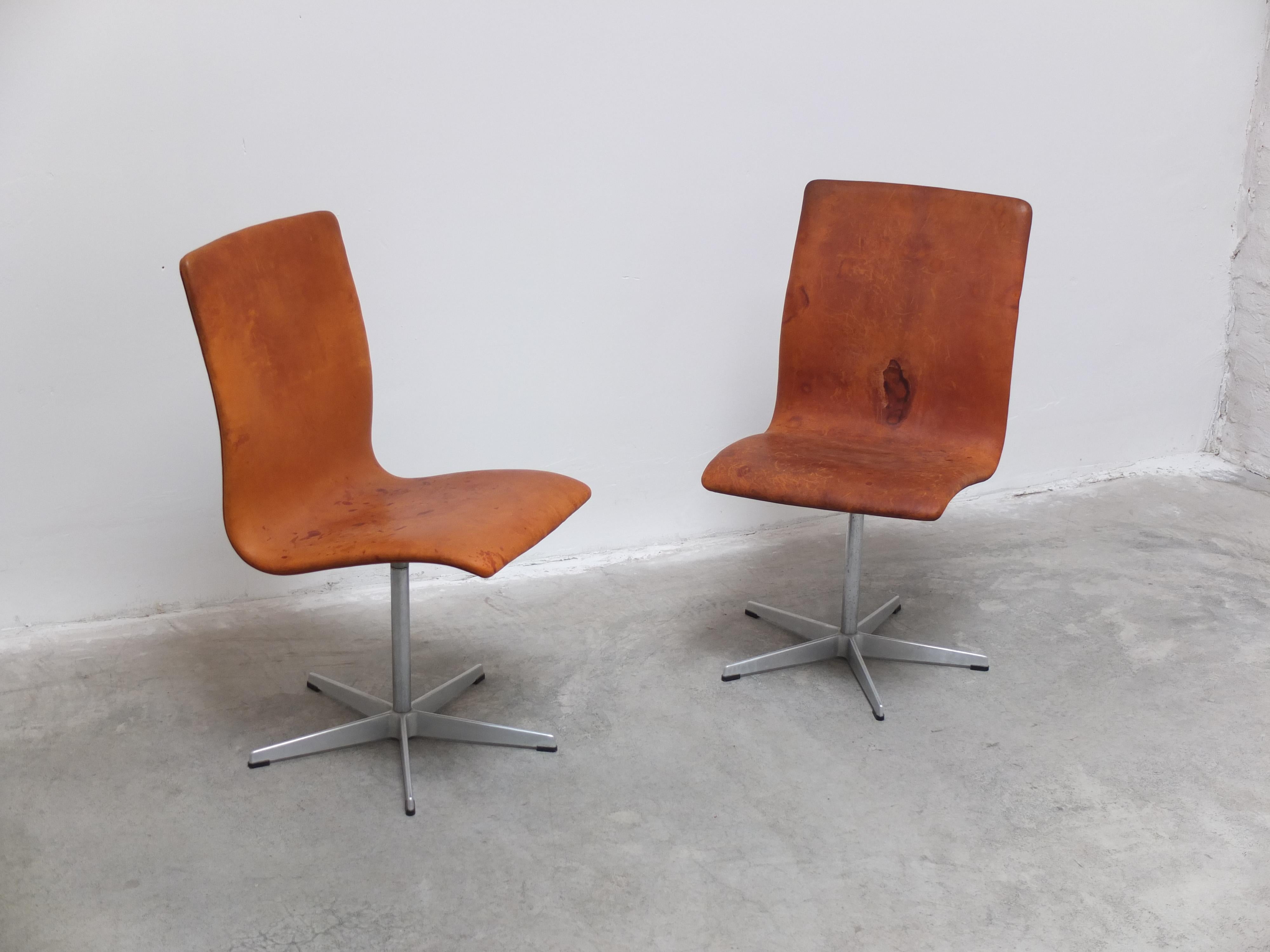 XX secolo Coppia di sedie 'Oxford' in Cognac di Arne Jacobsen per Fritz Hansen, 1967 in vendita