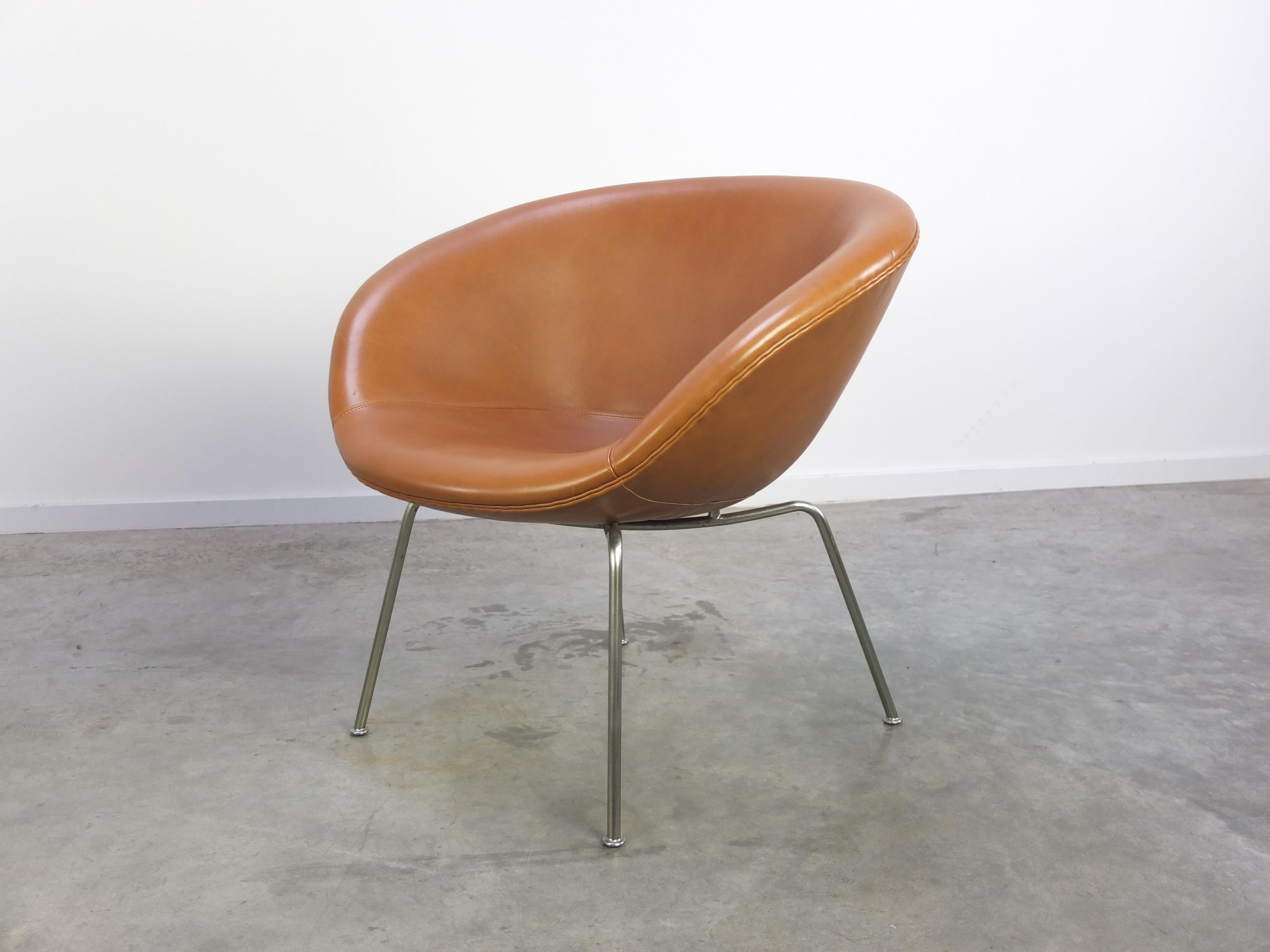 Early Pair of 'Pot' Lounge Chairs by Arne Jacobsen for Fritz Hansen, 1950s For Sale 7