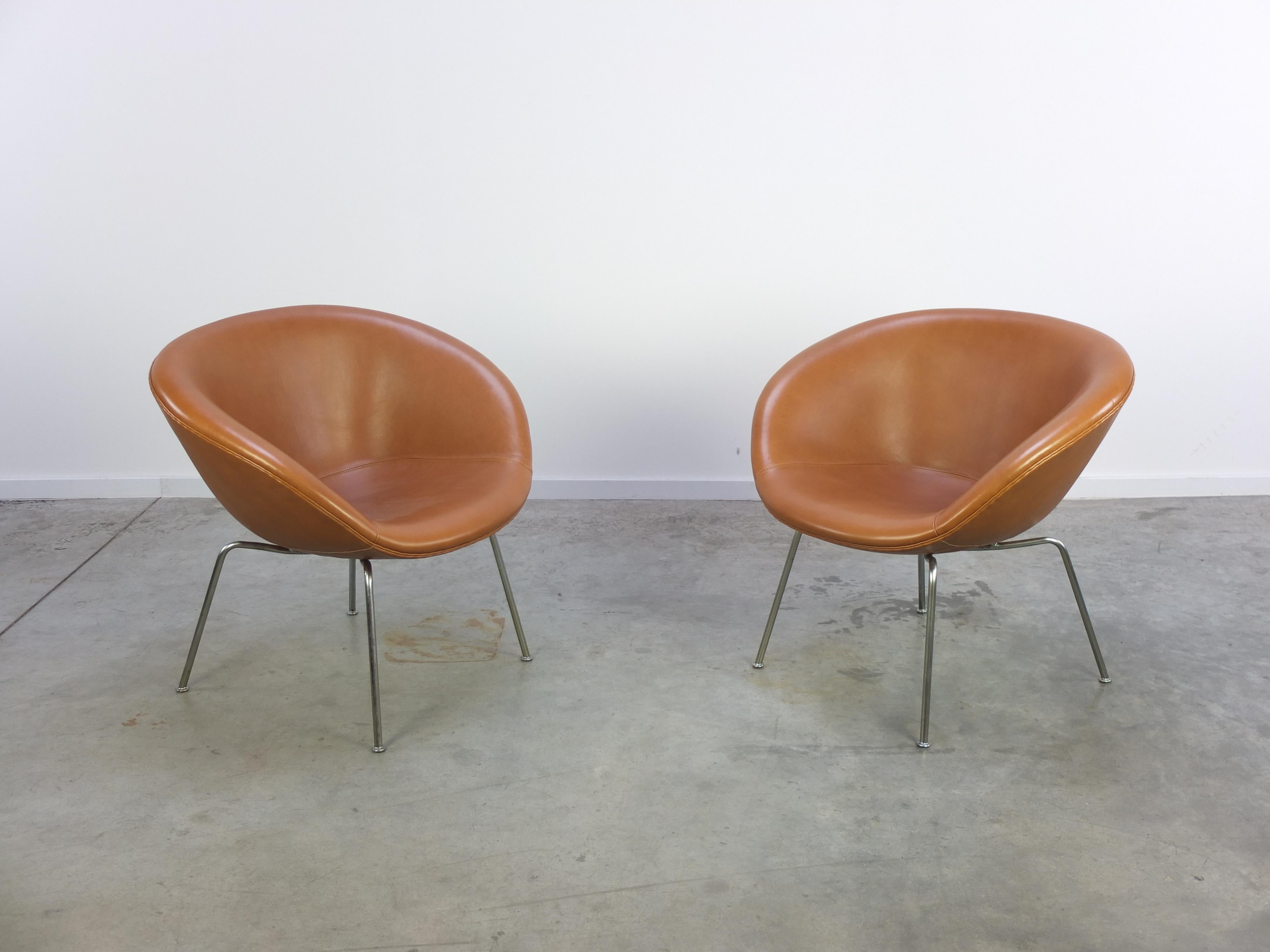 Scandinavian Modern Early Pair of 'Pot' Lounge Chairs by Arne Jacobsen for Fritz Hansen, 1950s For Sale