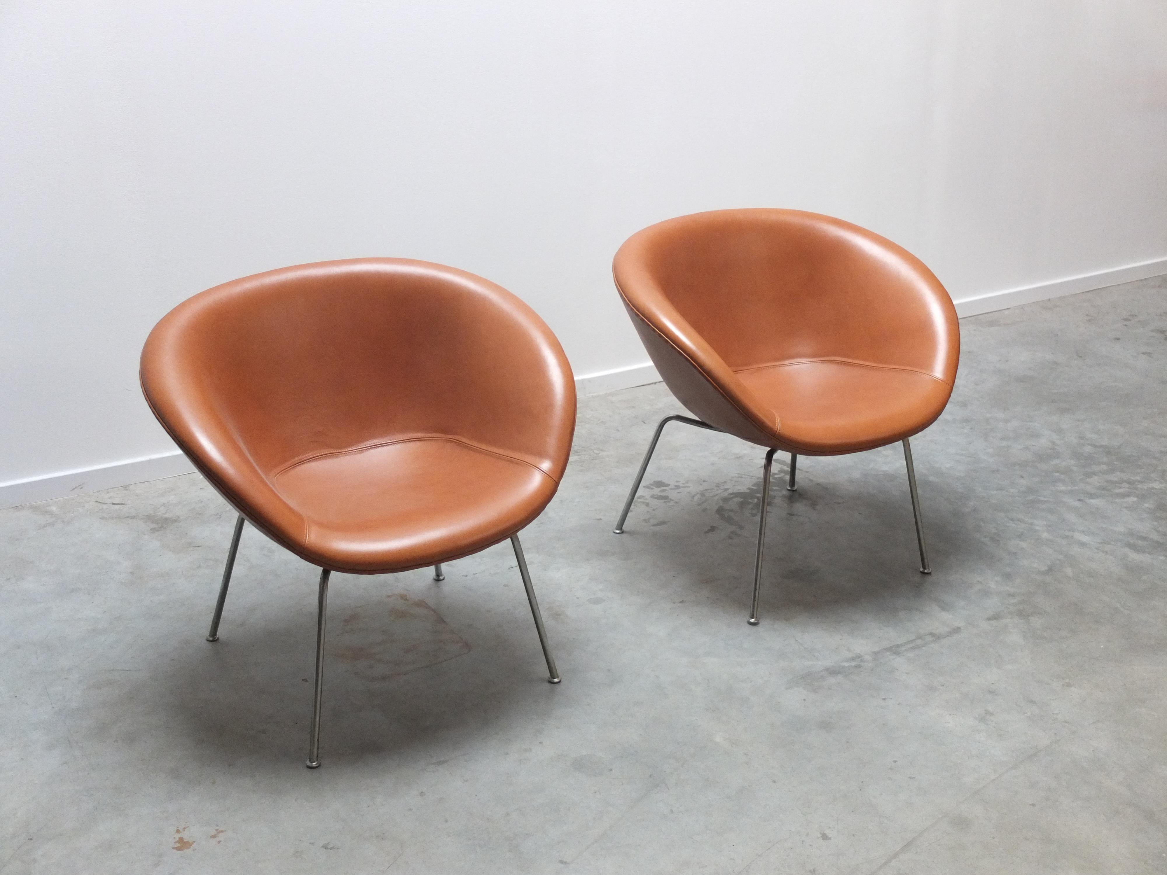 Danish Early Pair of 'Pot' Lounge Chairs by Arne Jacobsen for Fritz Hansen, 1950s For Sale