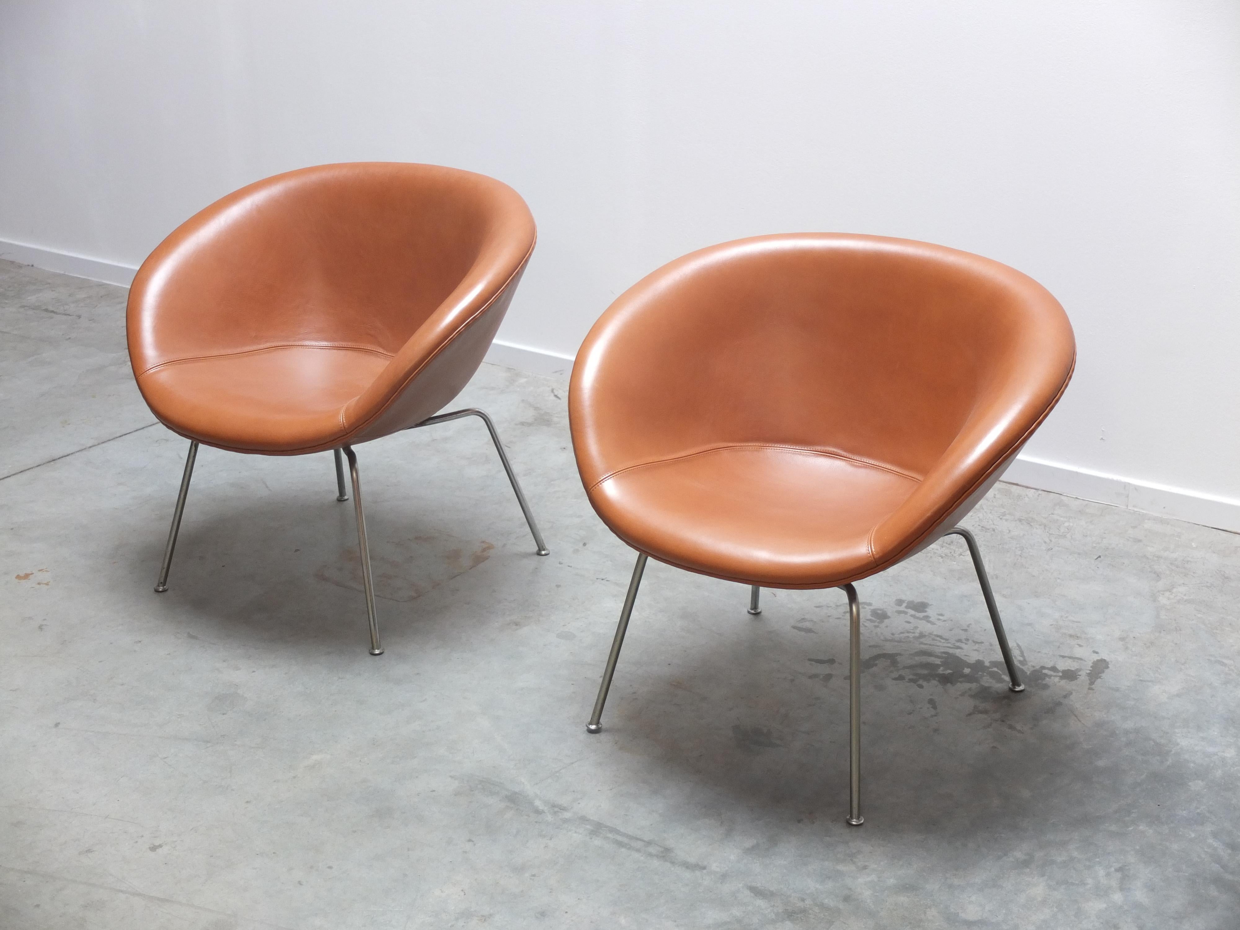 Early Pair of 'Pot' Lounge Chairs by Arne Jacobsen for Fritz Hansen, 1950s In Good Condition For Sale In Antwerpen, VAN