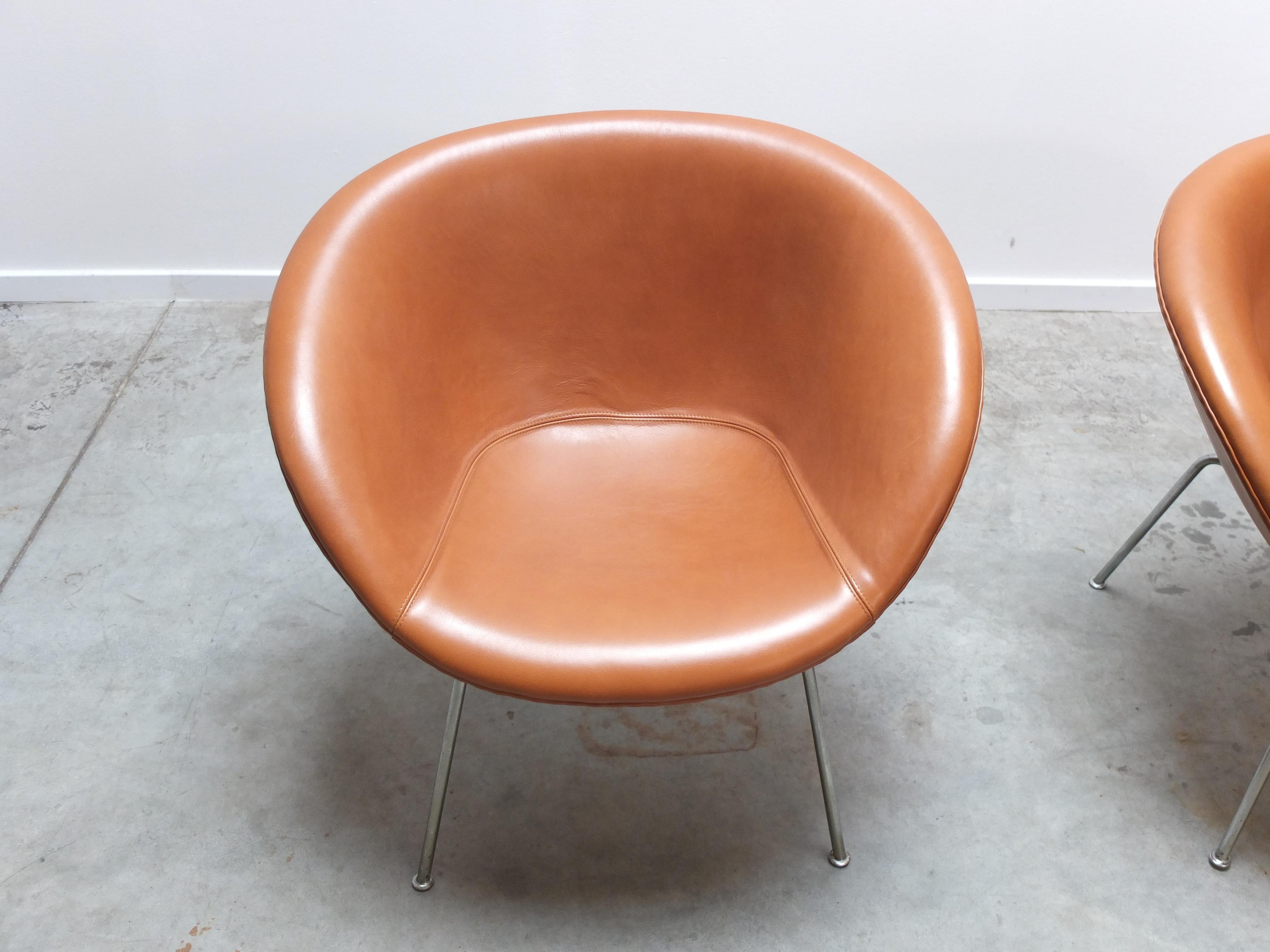 20th Century Early Pair of 'Pot' Lounge Chairs by Arne Jacobsen for Fritz Hansen, 1950s For Sale