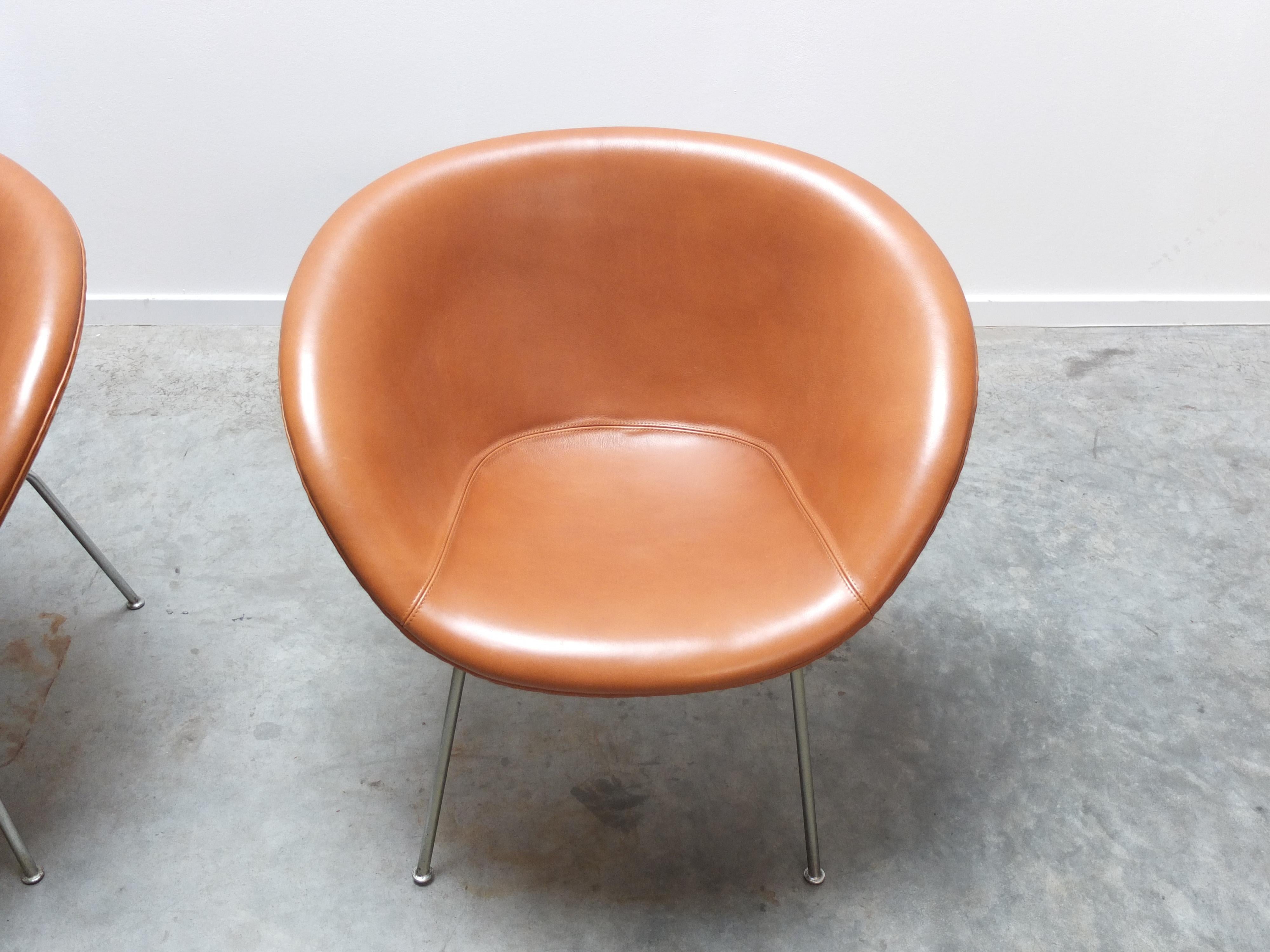 Metal Early Pair of 'Pot' Lounge Chairs by Arne Jacobsen for Fritz Hansen, 1950s For Sale