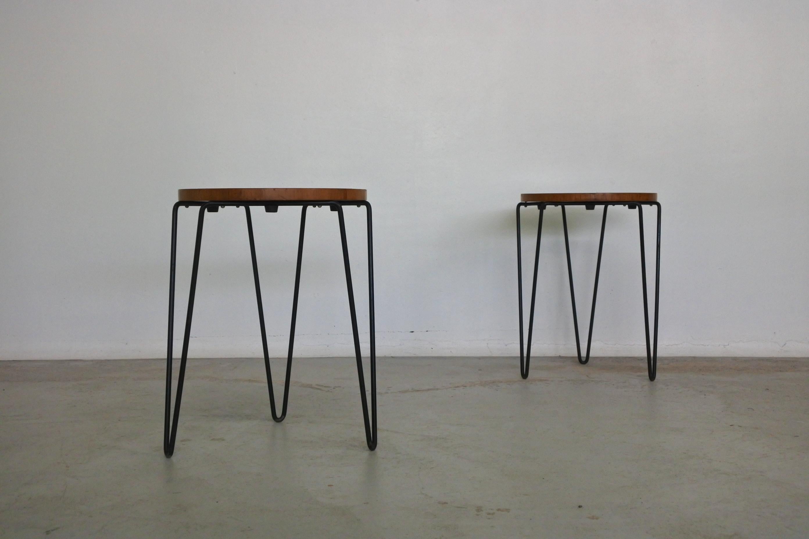 Early pair of stackable stools or stackable side tables by Florence Knoll.
Model 75, edited by Knoll.
Hairpin metal feet and wood veneer seat,
circa 1948-1950.
Full original condition.