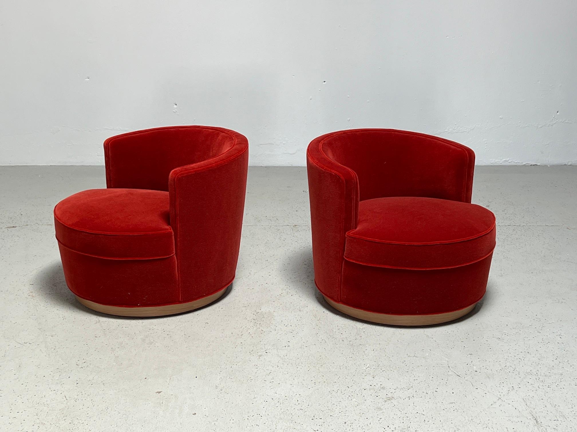 Early Pair of Swivel Chairs by Edward Wormley for Dunbar In Good Condition In Dallas, TX