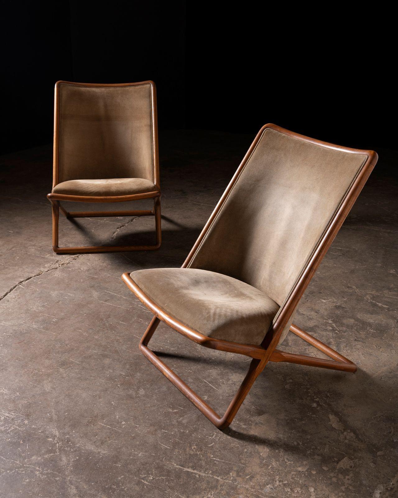 Un'eccezionale coppia di sedie Scissor dell'iconico designer americano Ward Bennett, caratterizzata da una rara struttura in rovere massiccio e da un rivestimento originale in pelle scamosciata verde oliva. Queste sedie esemplificano la maestria di