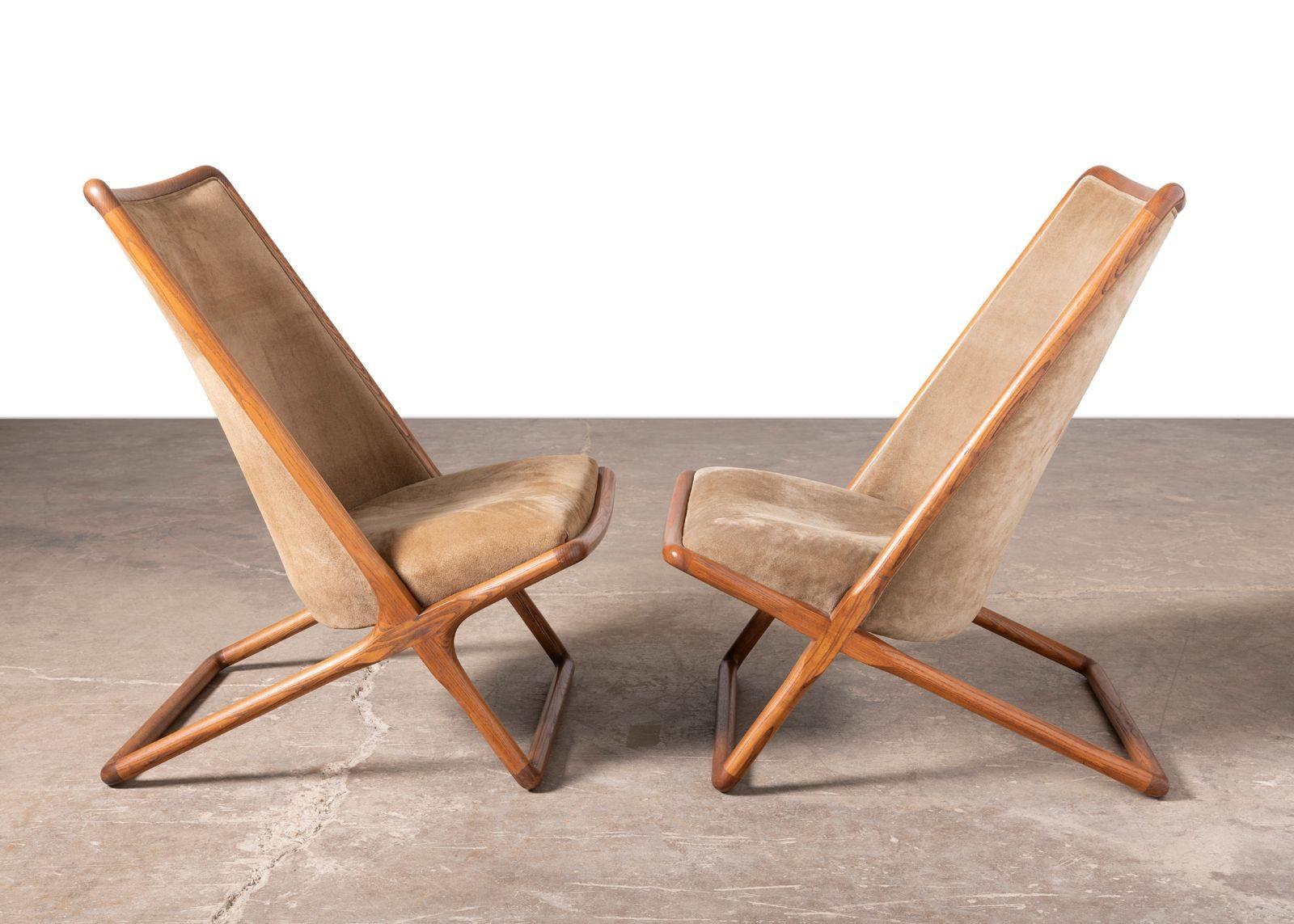 Americano Coppia di sedie a forbice Ward Bennetts in rovere massiccio con camoscio originale color oliva in vendita