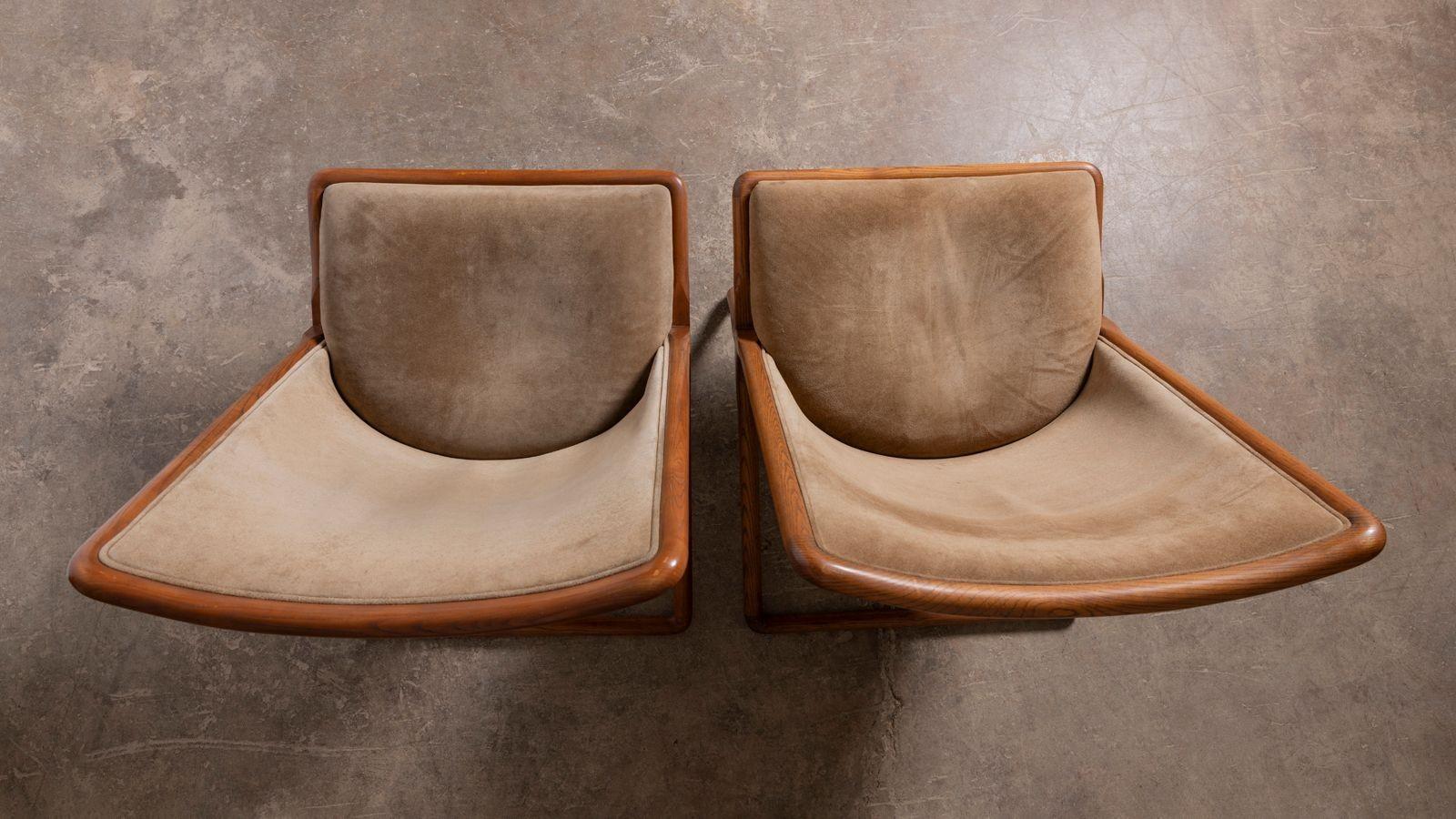 Coppia di sedie a forbice Ward Bennetts in rovere massiccio con camoscio originale color oliva in vendita 2