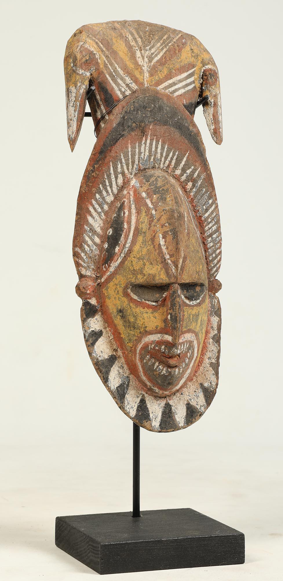 Hand-Crafted Early Papua New Guinea Painted Maprik Wood Head or Mask, Strong Expression For Sale