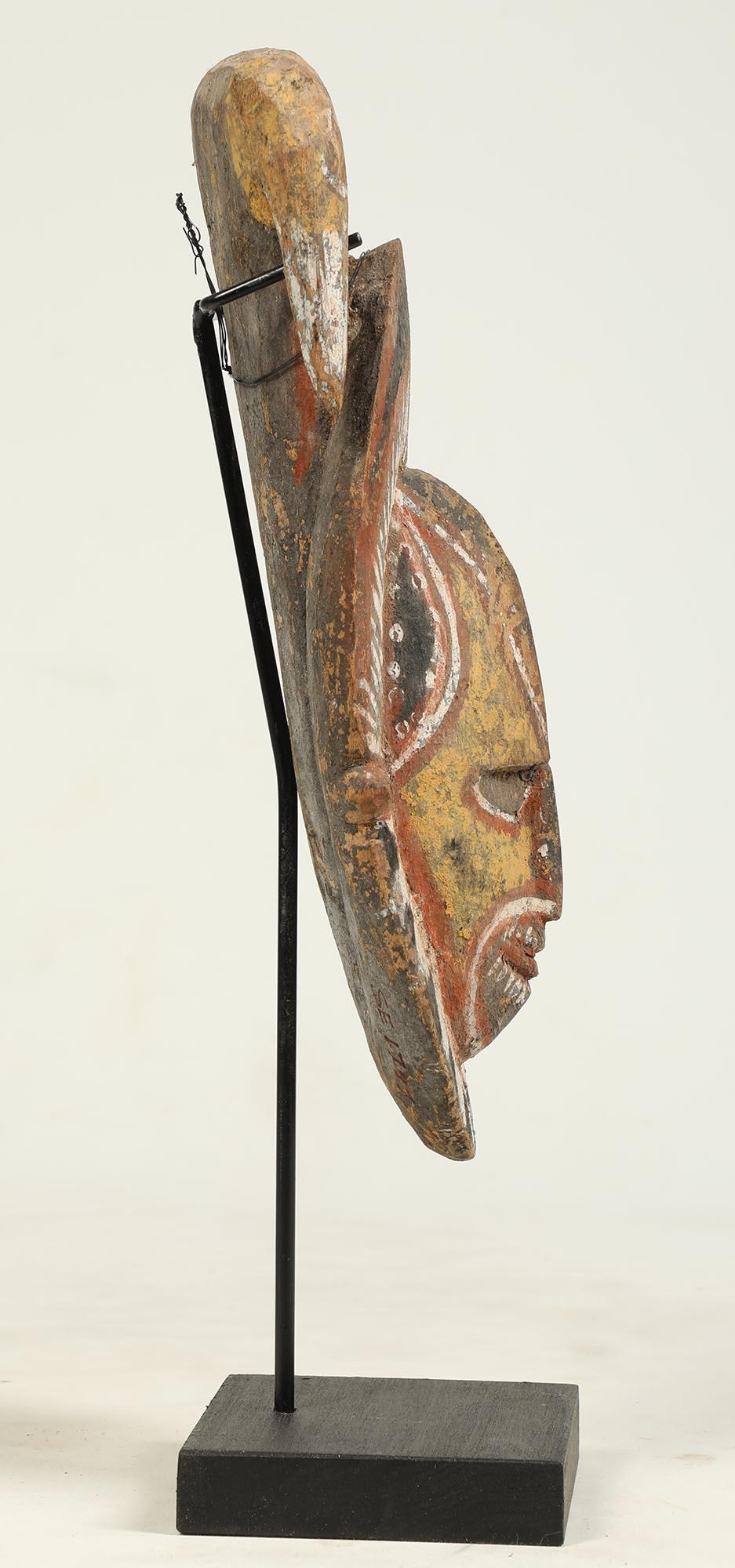 Early Papua New Guinea Painted Maprik Wood Head or Mask, Strong Expression In Fair Condition For Sale In Point Richmond, CA