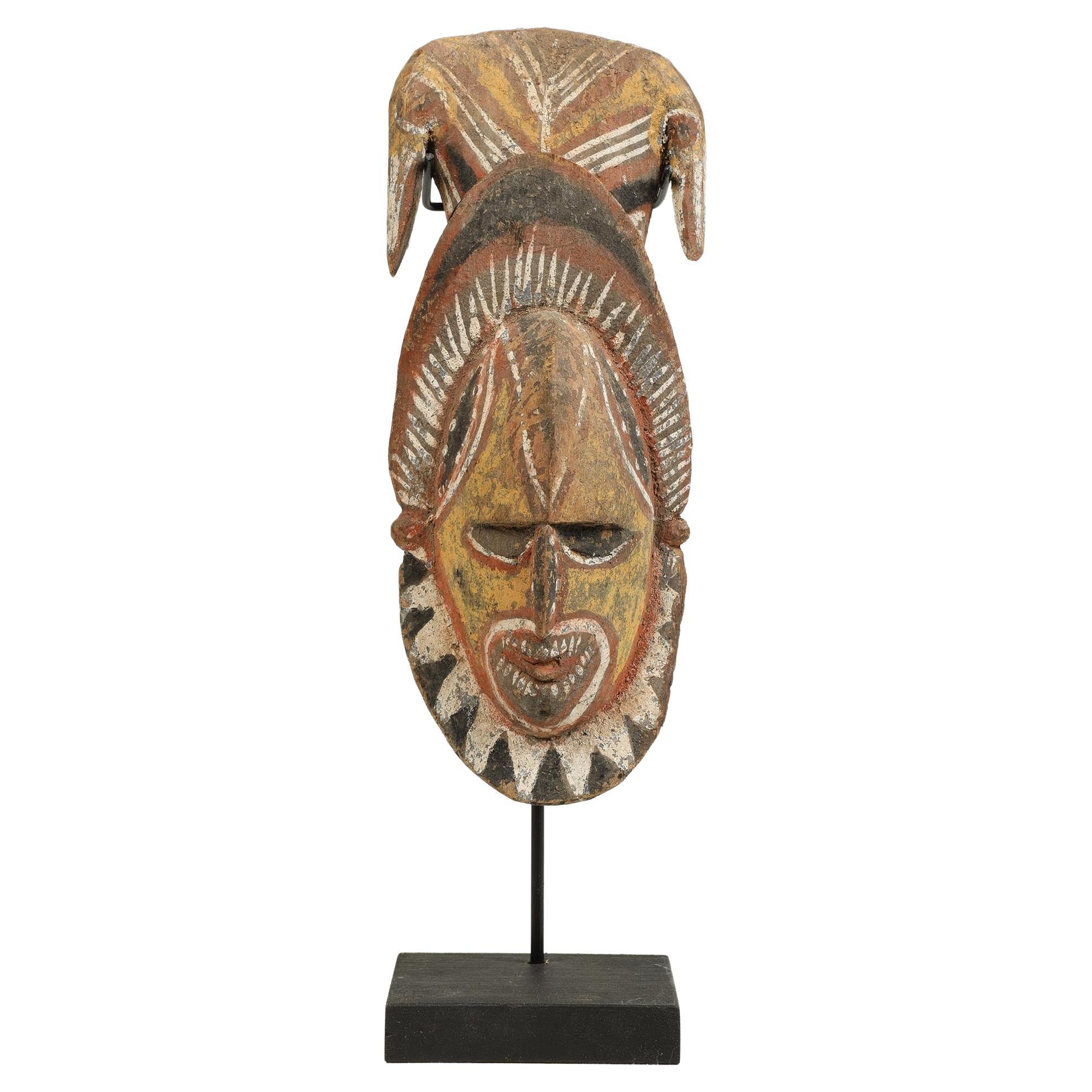 Testa o maschera in legno di Maprik dipinta della Papua Nuova Guinea, forte espressione