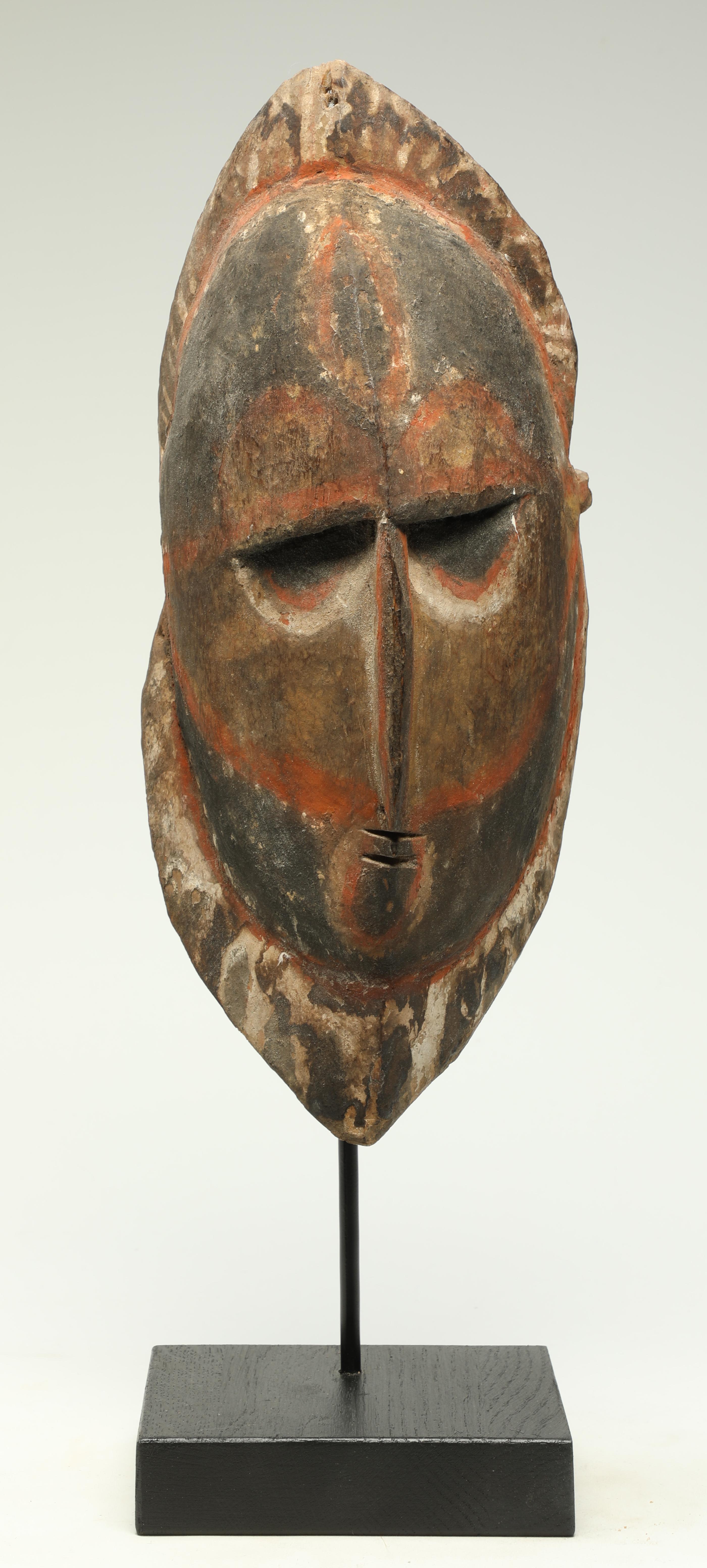 Tribal Masque en bois d'érable peint de Papouasie-Nouvelle-Guinée, courbes Pigments anciens en vente