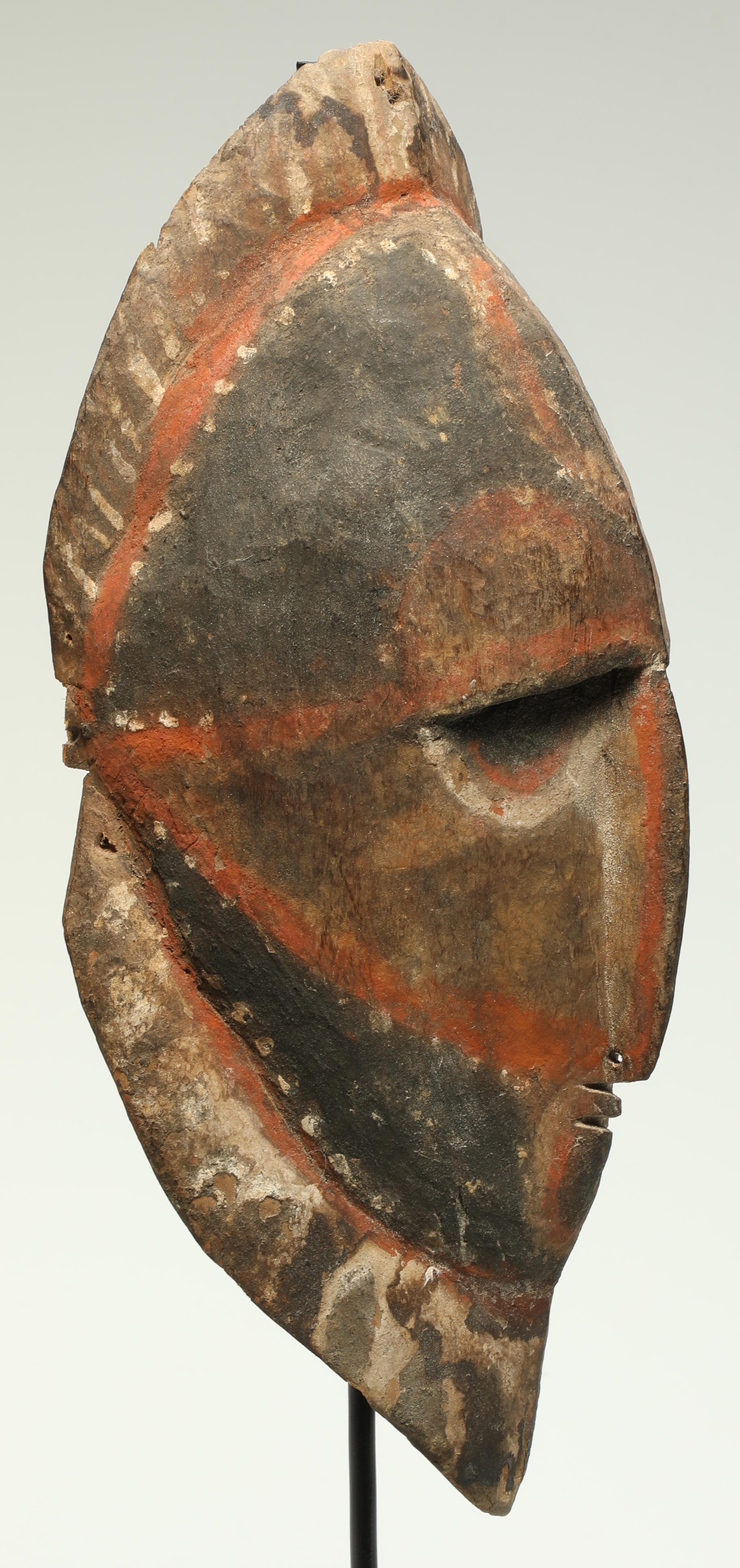 Early Papua New Guinea Painted Maprik Wood Mask Curves Old Pigments In Fair Condition For Sale In Point Richmond, CA