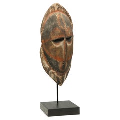Frühe Papua-Neuguinea-Maske aus bemaltem Ahornholz, geschwungen mit alten Pigmenten