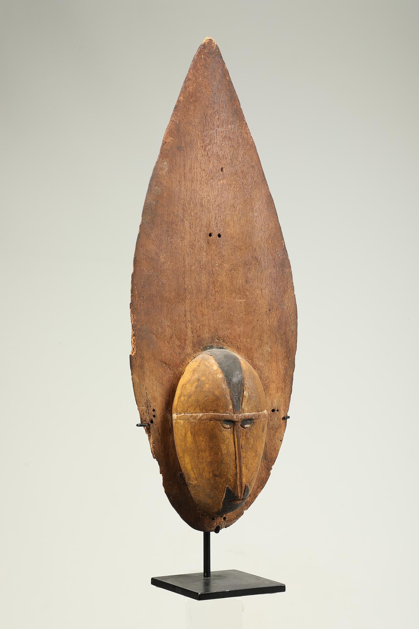 Tribal Early Papua New Guinea Sepik Light Wood Yam Mask Elegant Flame Shaped Form For Sale