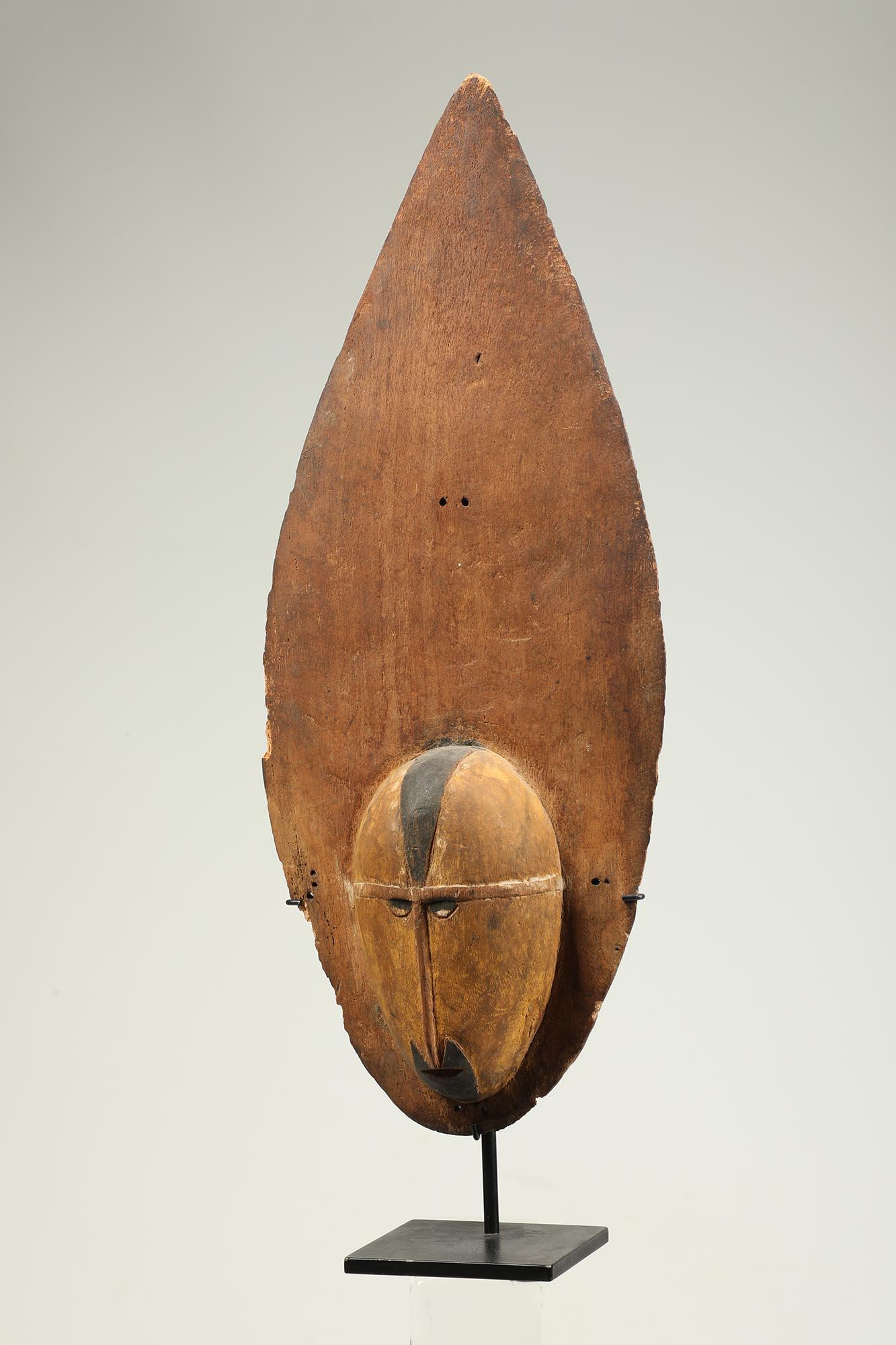 Hand-Crafted Early Papua New Guinea Sepik Light Wood Yam Mask Elegant Flame Shaped Form For Sale