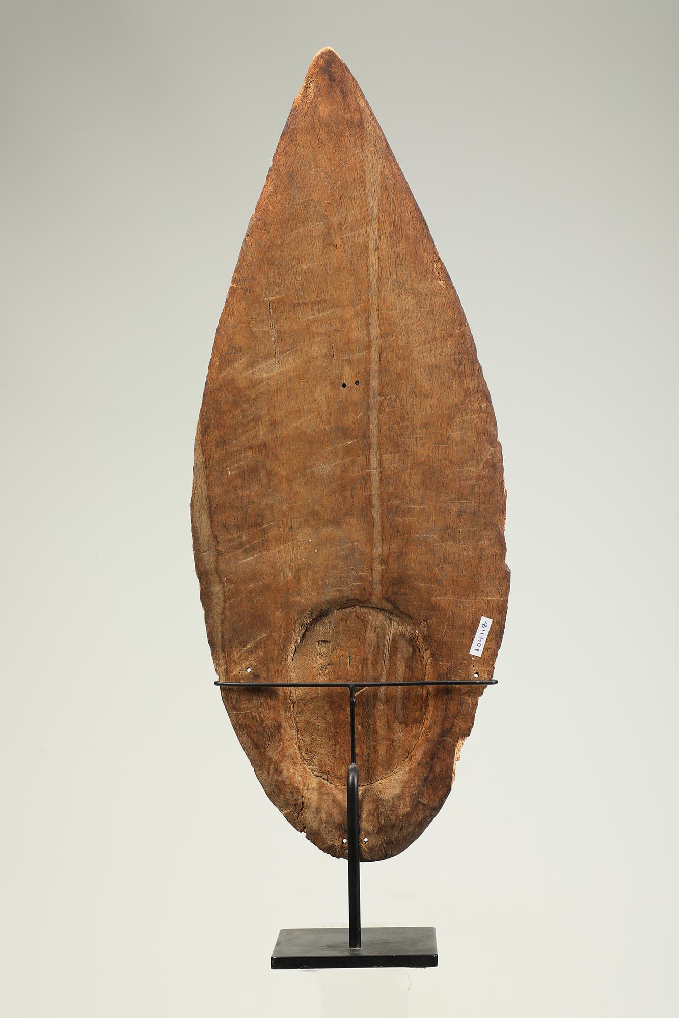 20th Century Early Papua New Guinea Sepik Light Wood Yam Mask Elegant Flame Shaped Form For Sale