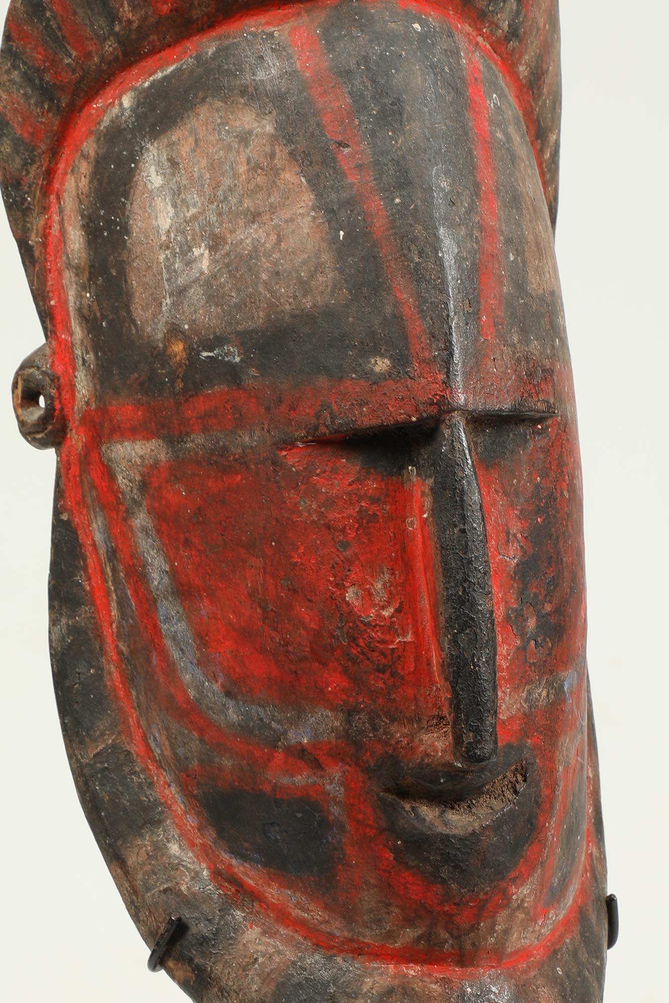 Frühe Sepik-Hartholzmaske aus Papua-Neuguinea mit roten, schwarzen und weißen Pigmenten.
Maske ist 10 Zoll hoch, auf benutzerdefinierten Metallbasis Gesamthöhe 12 1/2 Zoll.

