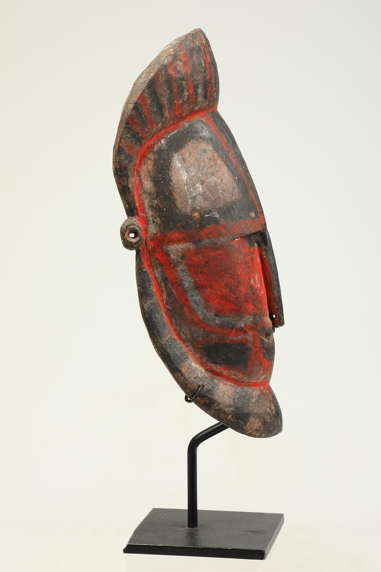 Frühe Papua-Neuguinea Sepik Hartholz- Yam-Maske in Rot und Schwarz (Stammeskunst) im Angebot